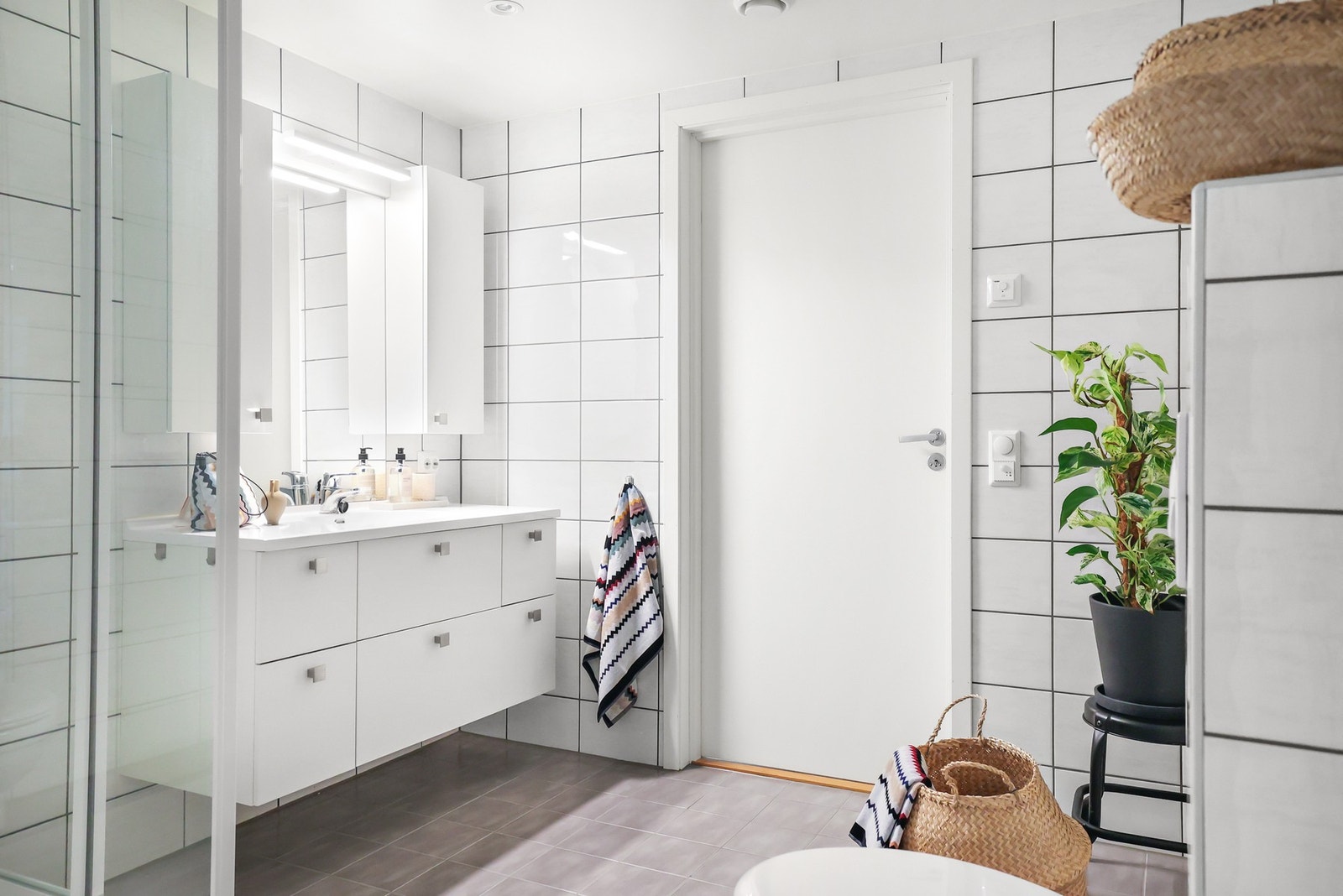 Baderommet er pent og tidløst, med fliser på både gulv og vegger. Galleribilde