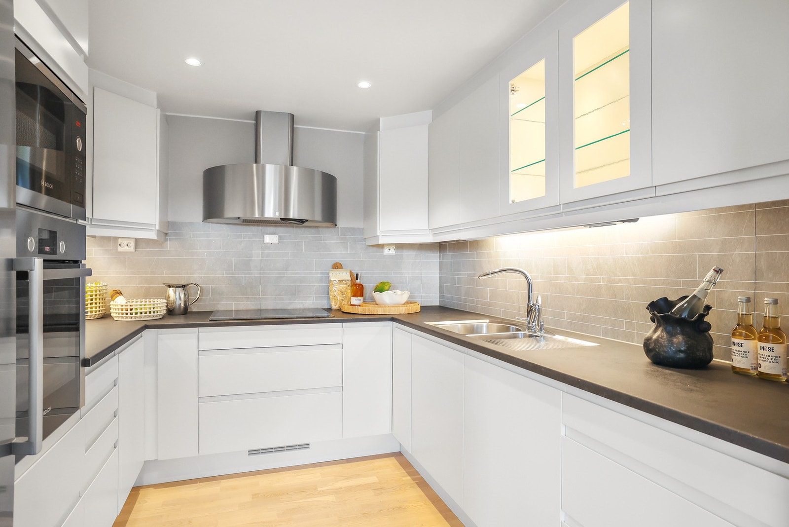 Leiligheten har et moderne og stilrent kjøkken med glatte fronter og en funksjonell utforming. Galleribilde