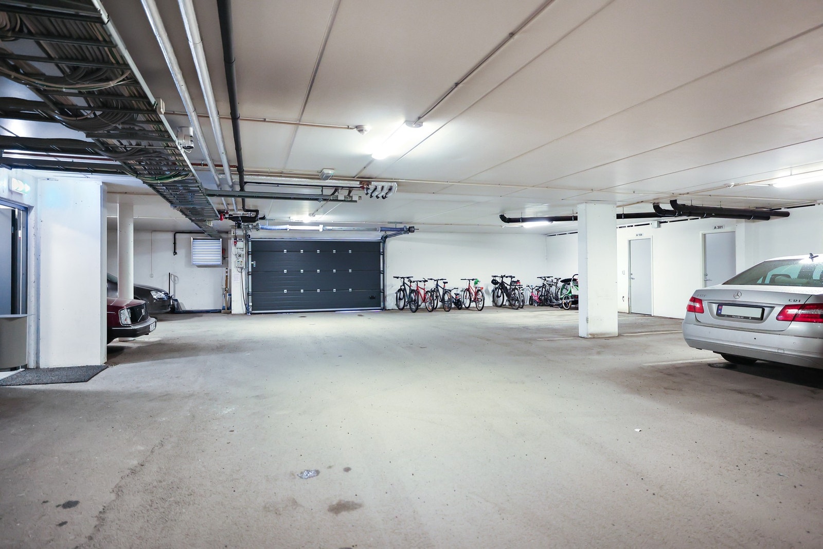 Parkering i garasjeanlegg. Galleribilde