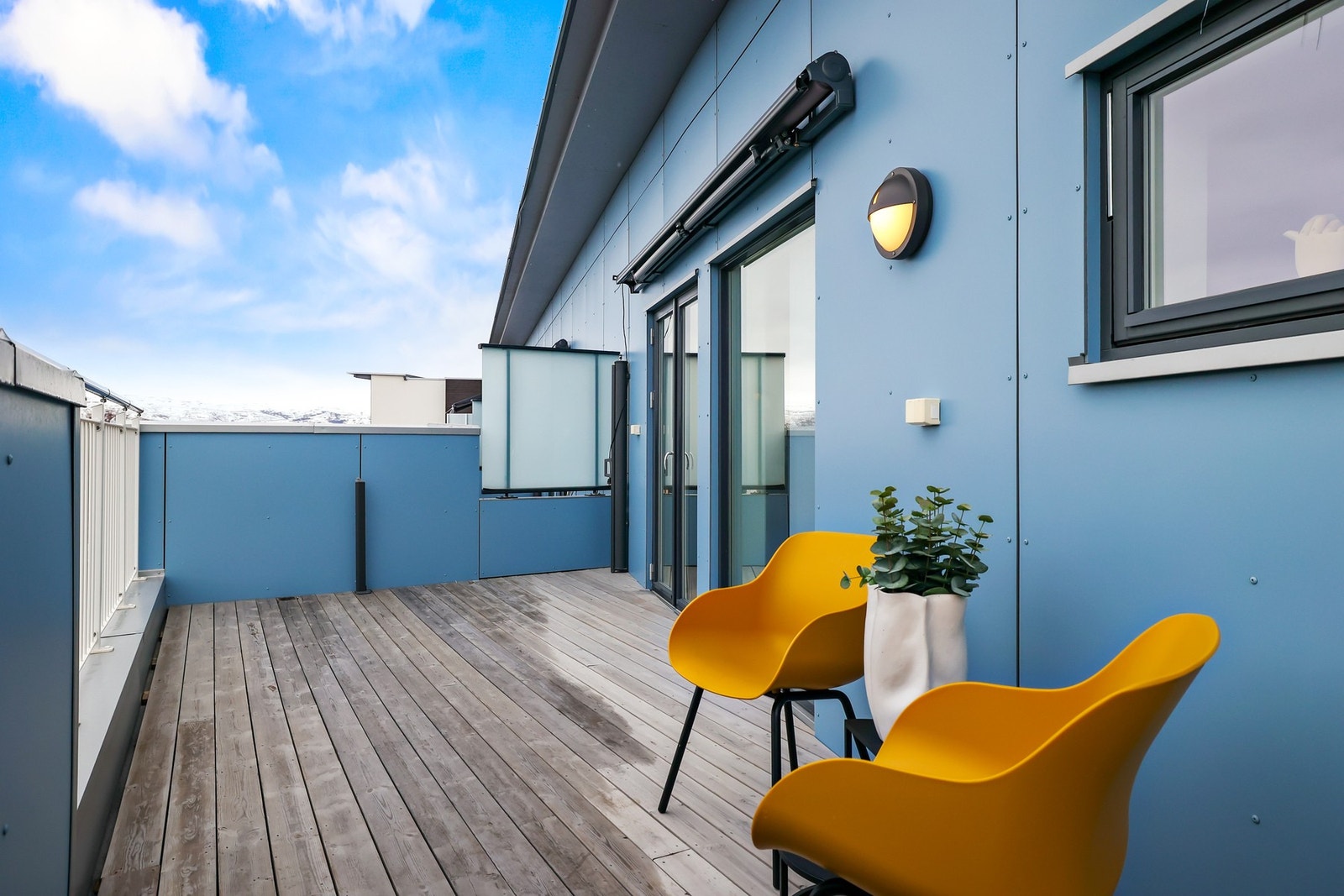 Fra stuen er det direkte utgang til en stor og solrik vestvendt balkong på ca. 17 m². Galleribilde