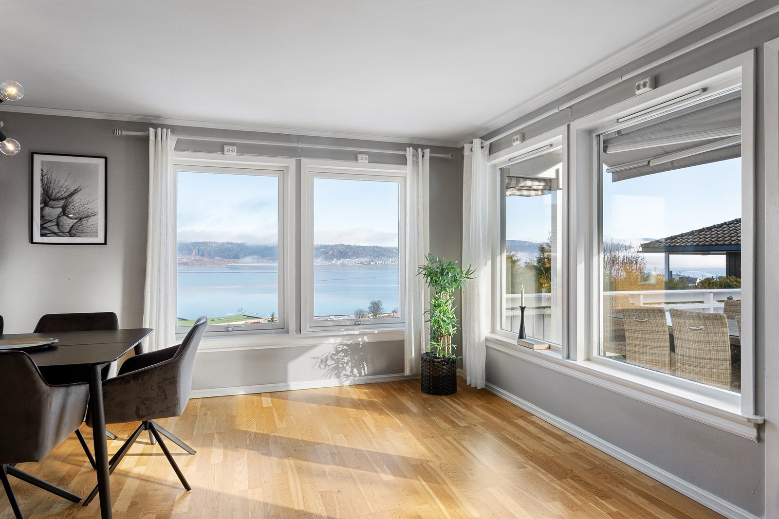 Rommet er gjennomgående og har godt med vindusflater langs tre yttervegger - dette gir godt med lysinnslipp og fjordutsikt Galleribilde