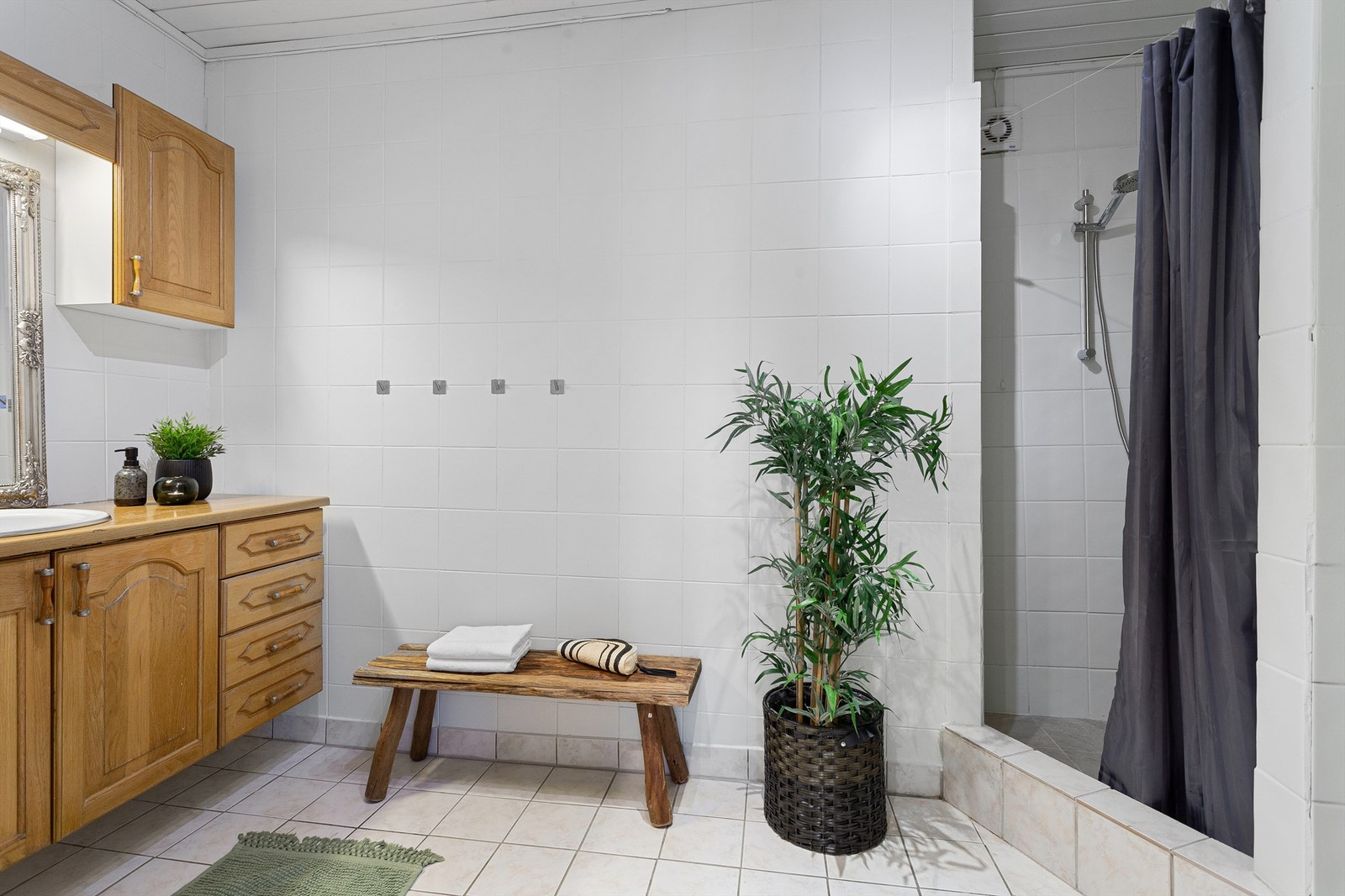 Flislagt bad med dusjnisje og gulvvarme Galleribilde