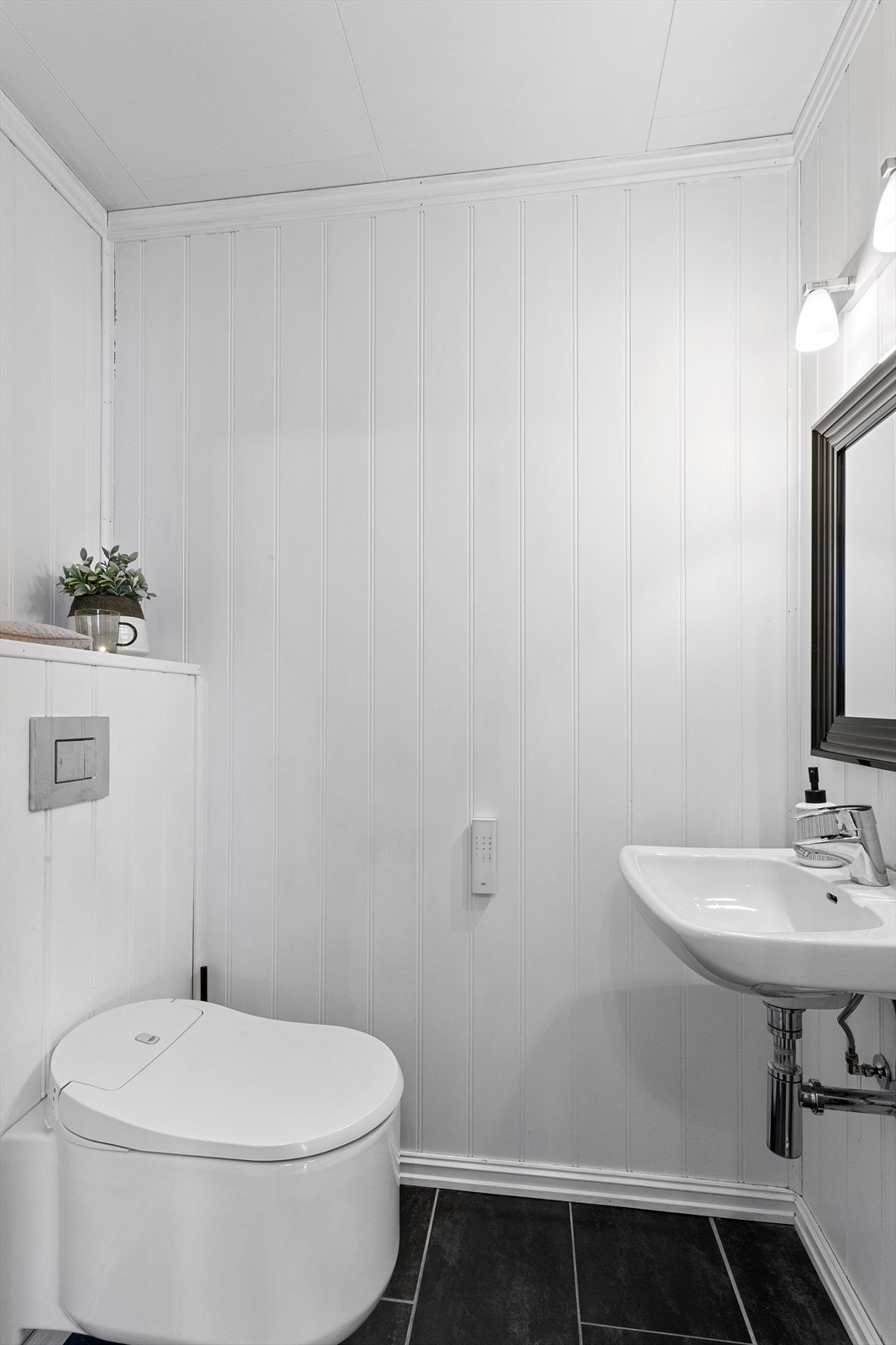 Toalettrom med vegghengt servant og vegghengt toalett av type toppmodell fra Grohe Sensia Arena dusjtoalett Galleribilde