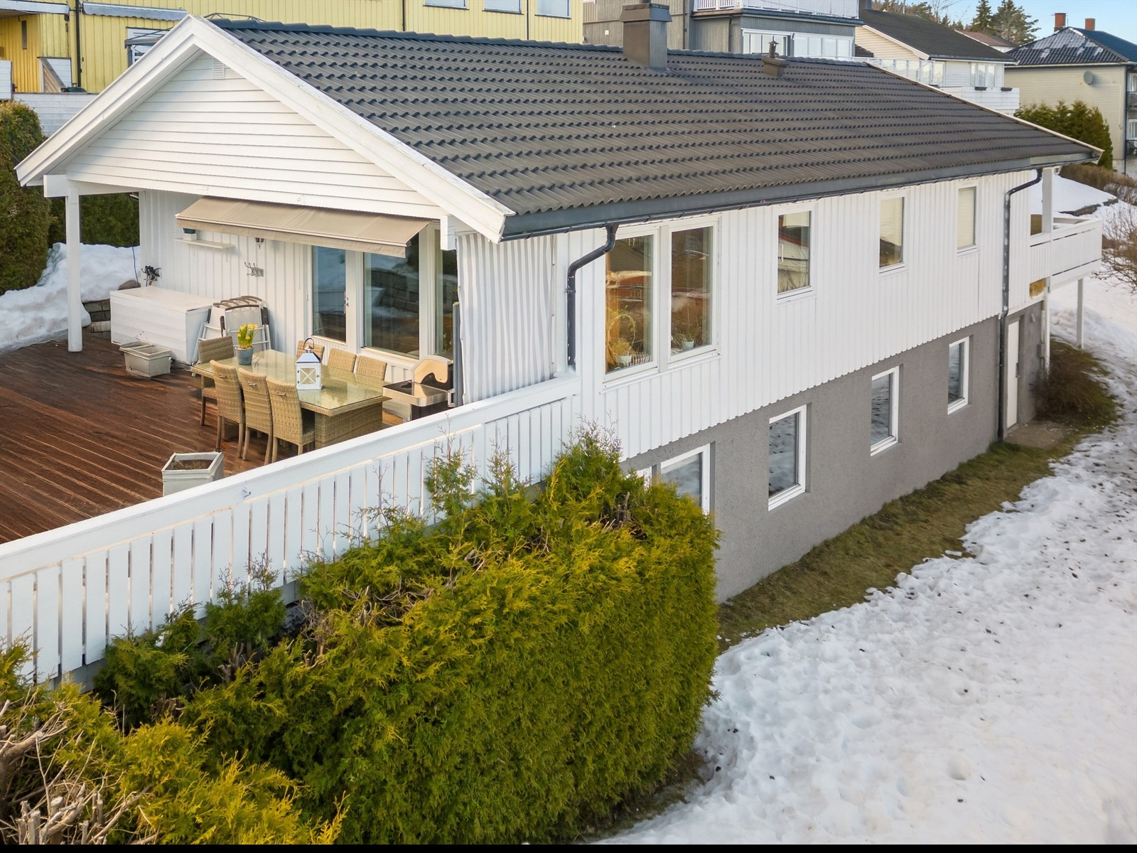 Eiendommen er beliggende på nedsiden av - og godt skjermet fra Nordbyveien Galleribilde