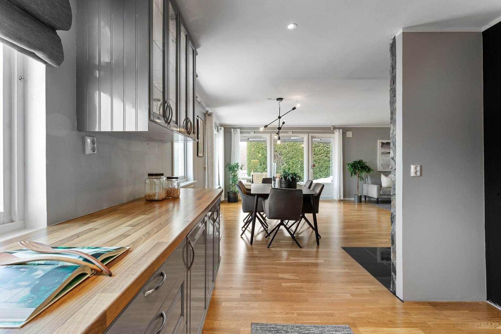 3-stavs parkett på gulv, malte vegger og malt himling Galleribilde