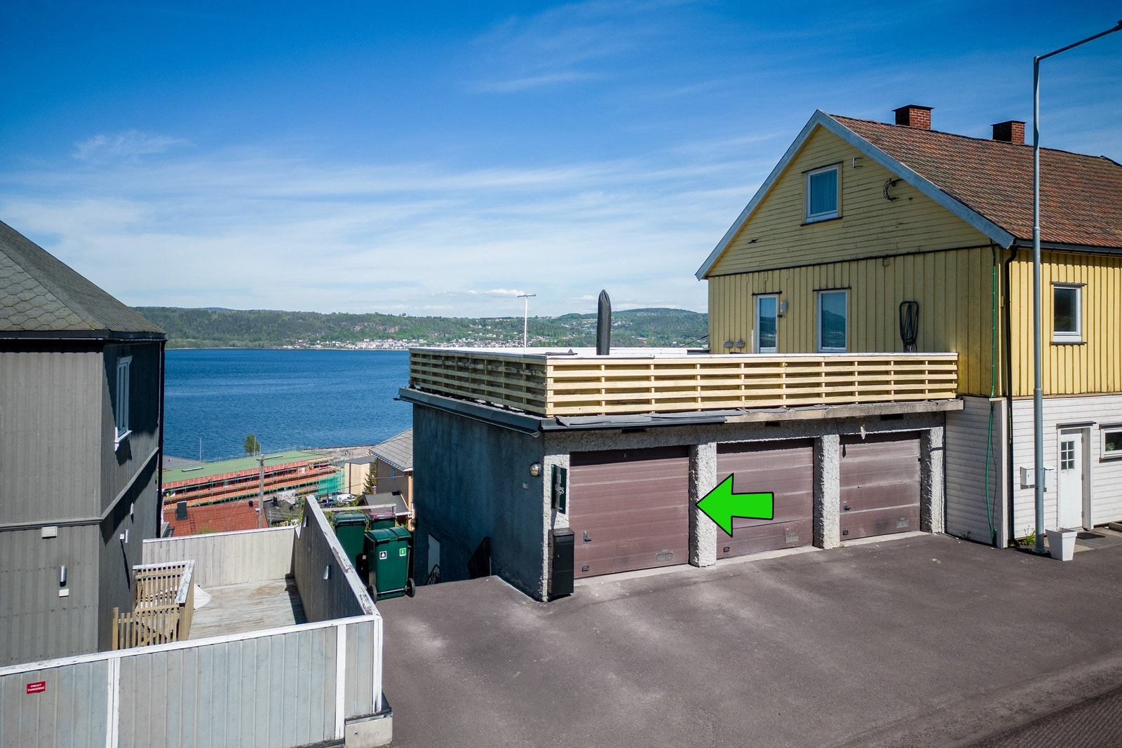 Garasje til en bil medfølger, i tillegg er det asfaltert p-plass til 2 biler Galleribilde