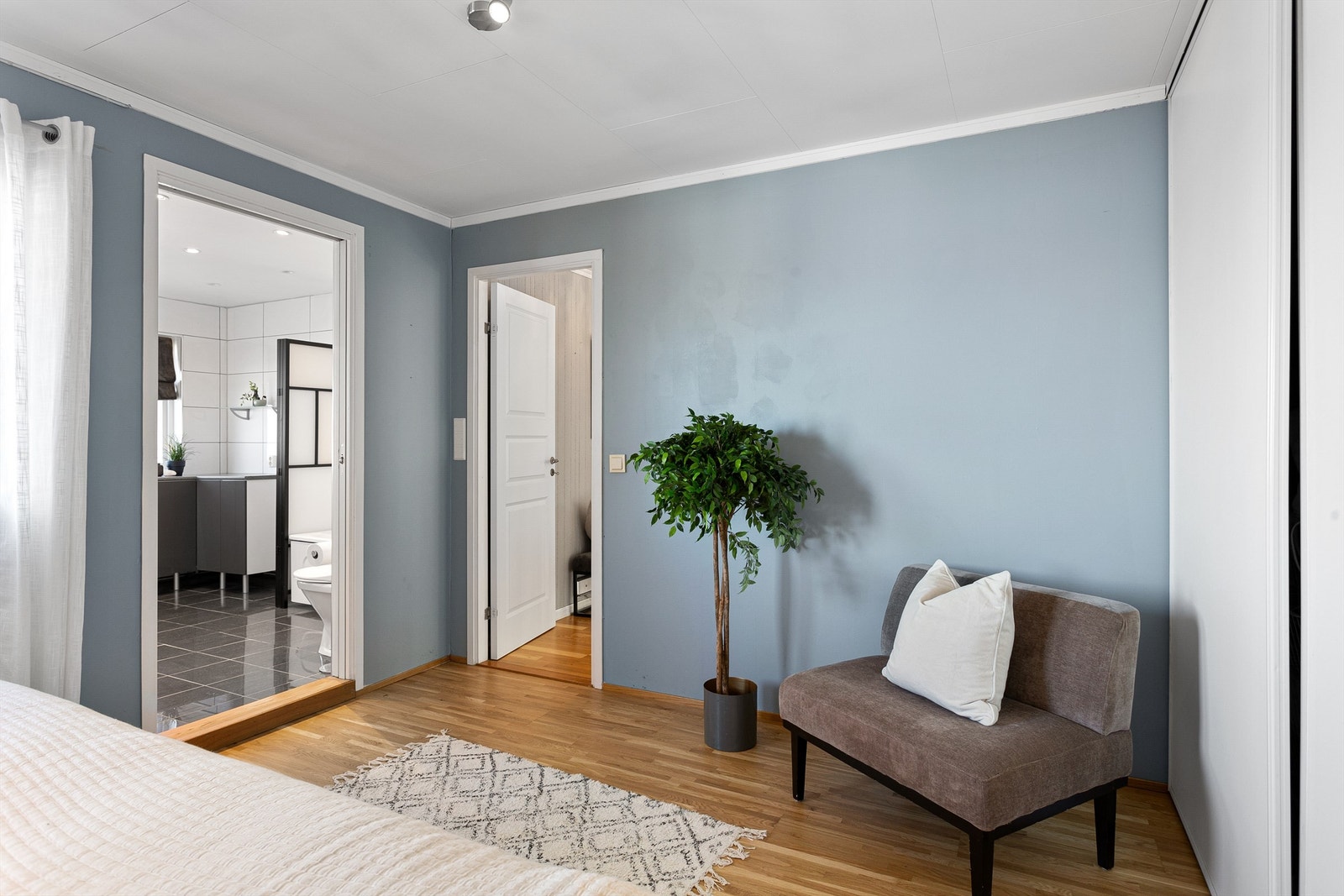 Soverom 1 med tilgang til bad og utgang til terrasse Galleribilde