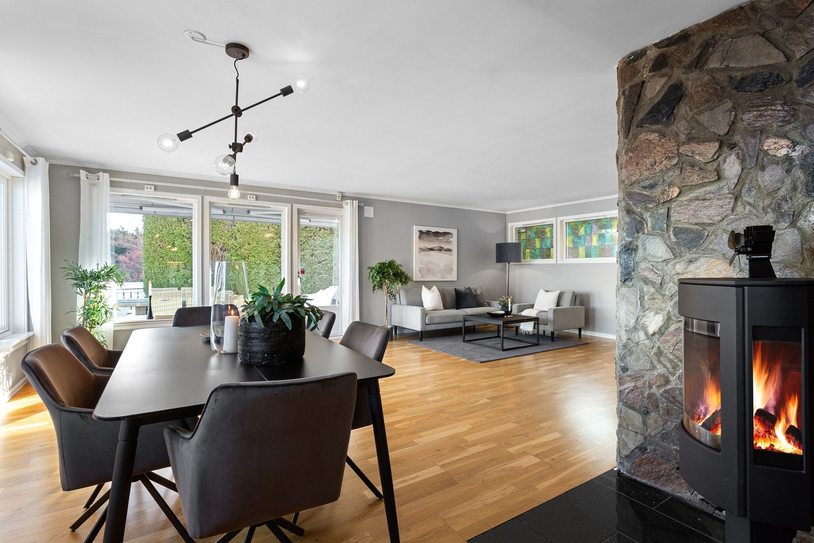 Frittstående peisovn med steinlagte vegger og flislagt gulv Galleribilde