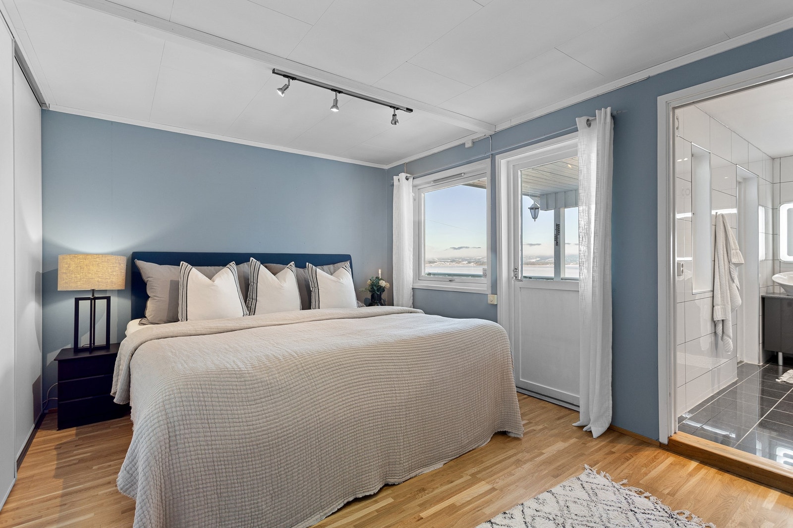 Soverom 1 med romslig skyvedørsgarderobe i hvit og glatt utførelse Galleribilde