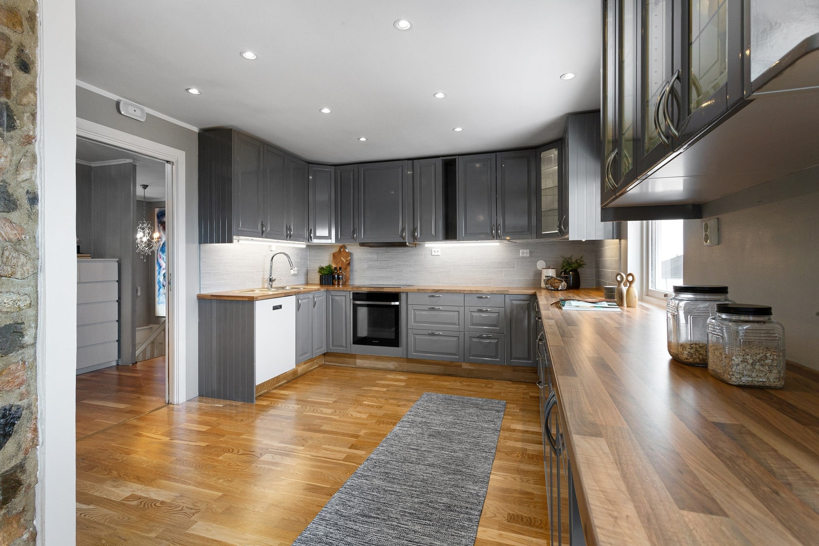 Over- og underskap samt vitrineskap i grå utførelse Galleribilde