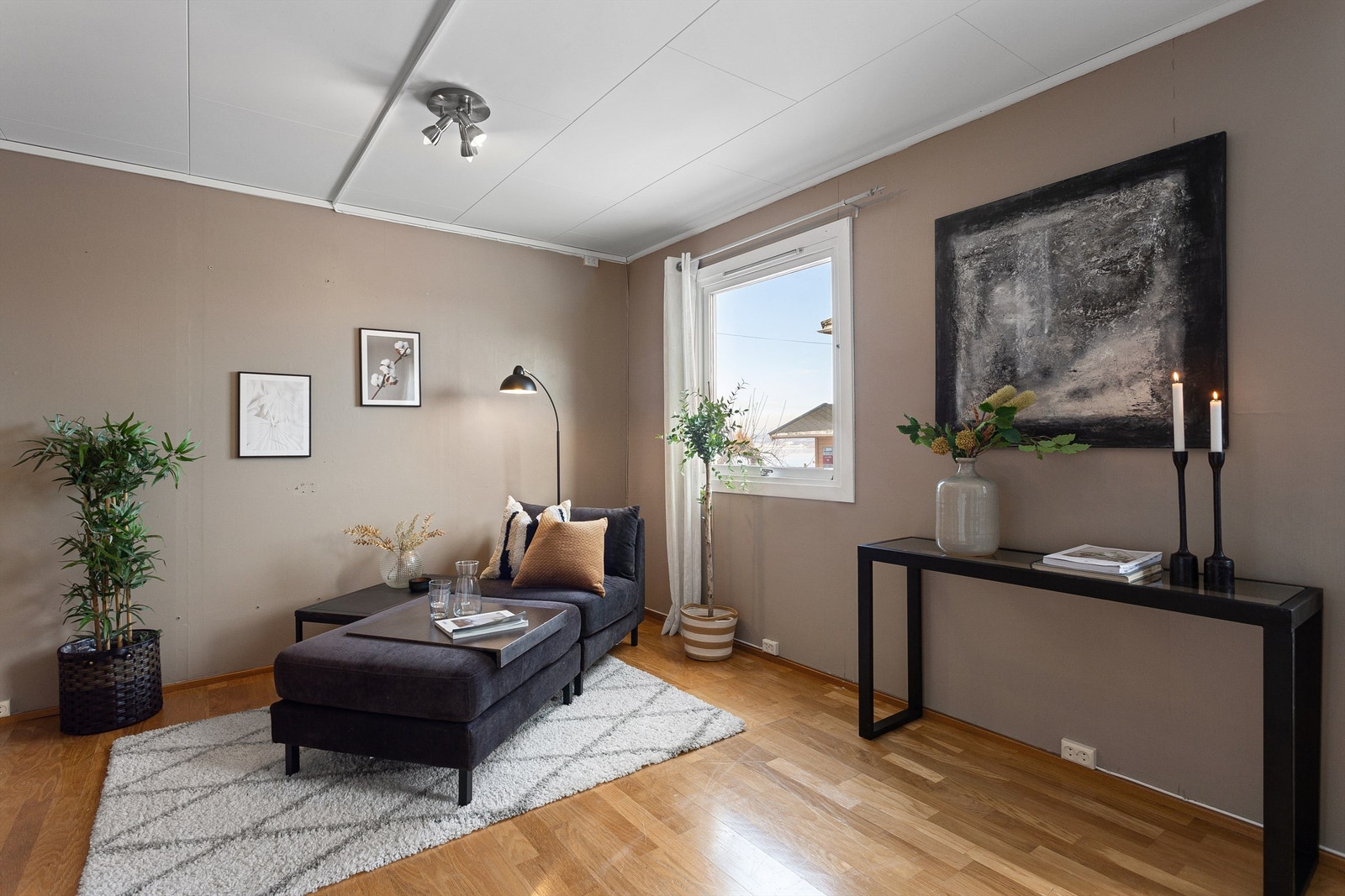 Stue med tilgang til soverom og teknisk rom/bod Galleribilde