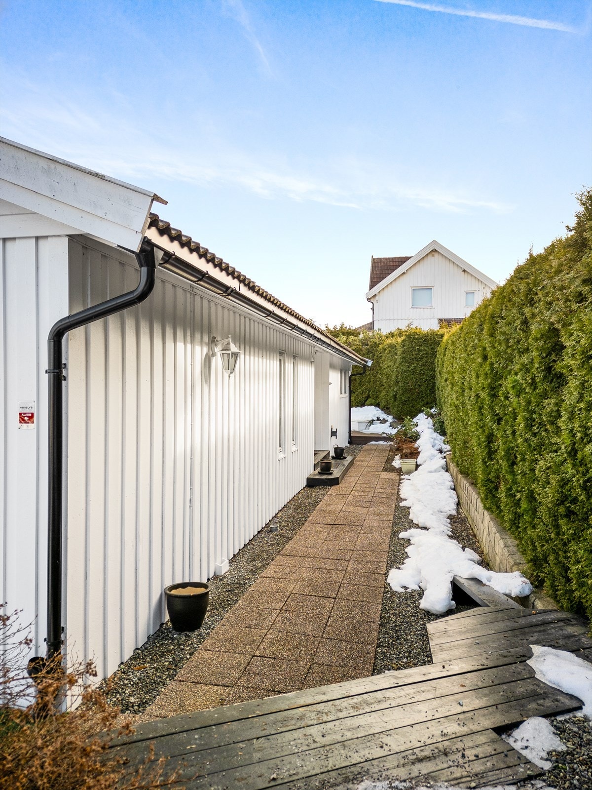 Fra garasjen/gårdsplassen er det en utvendig trapp til adkomstvei til boligens inngangsparti i 1. etasje Galleribilde