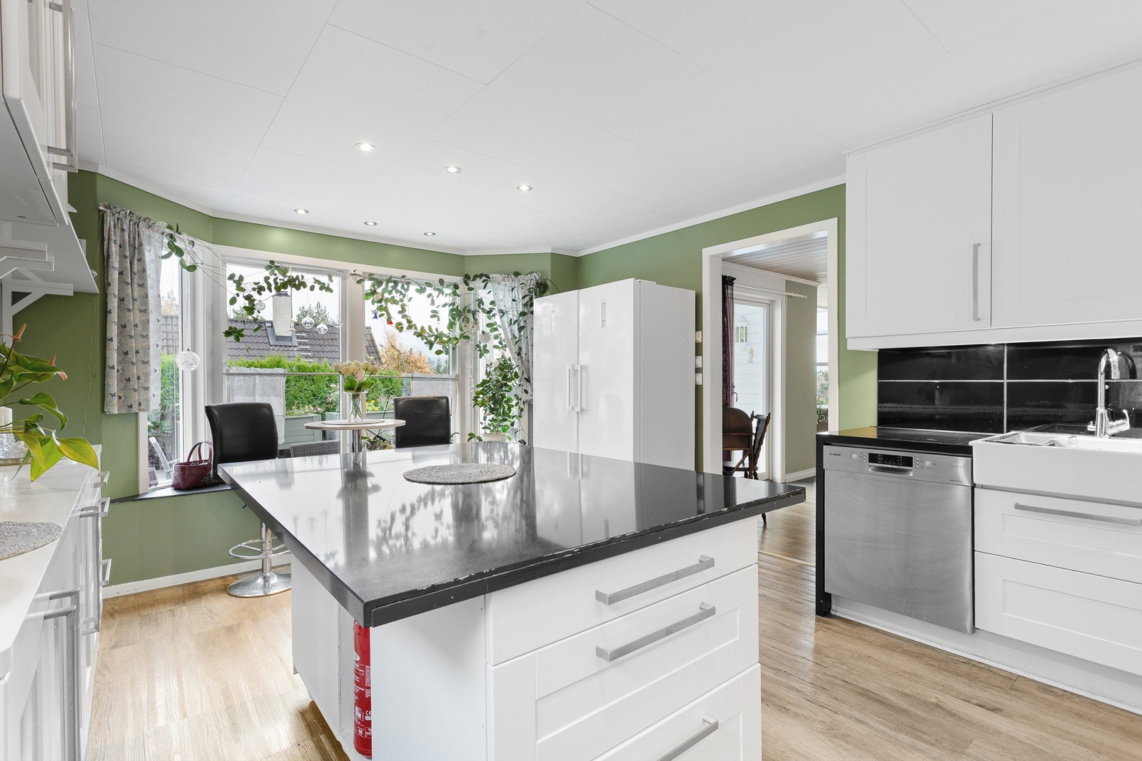 Kjøkkenøy med skuffer for oppbevaring Galleribilde