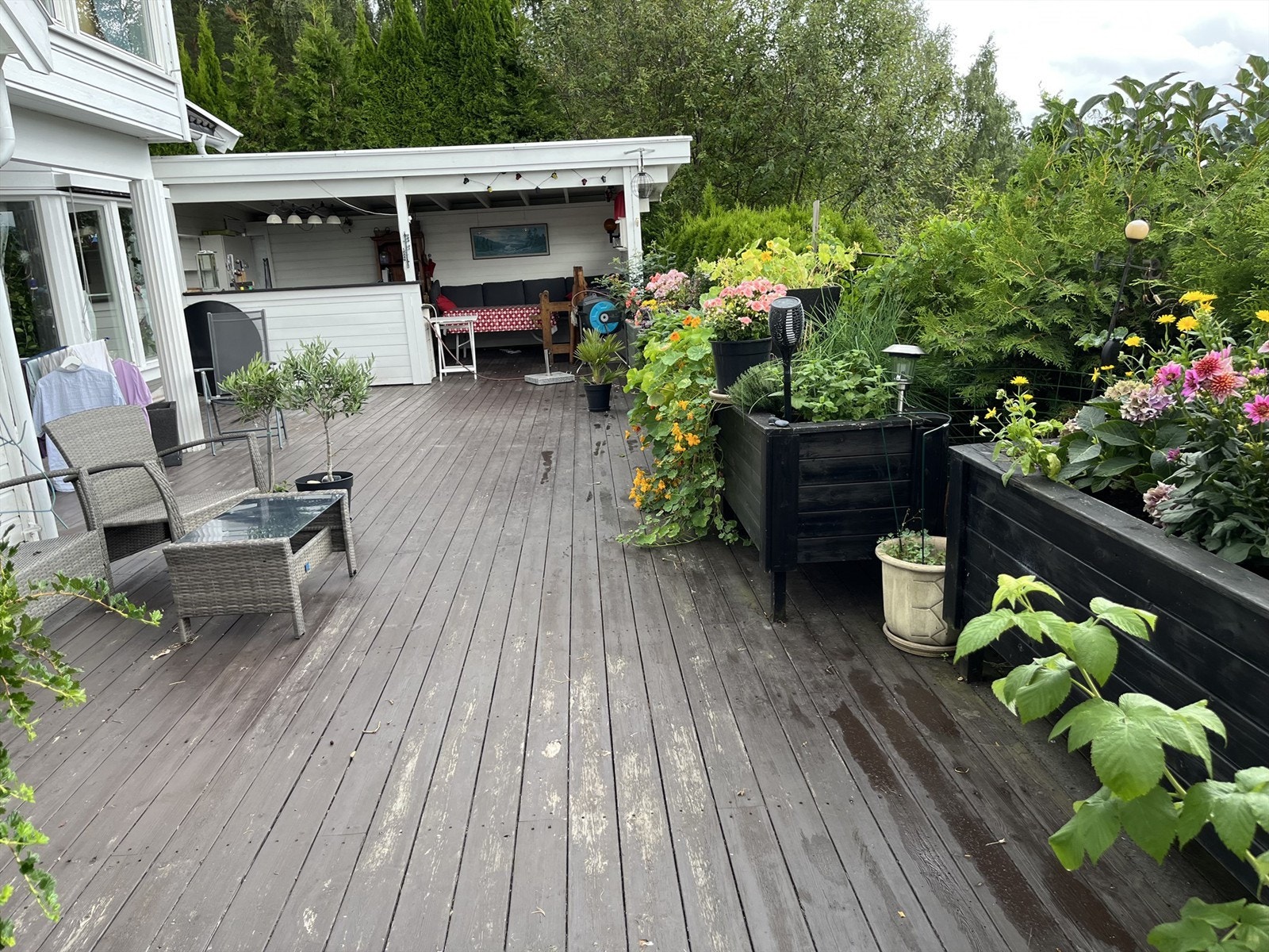 Stor markterrasse på ca. 85 kvm med god plass til utemøbler. Deler av terrassen er overbygget. Overbygget er ikke byggesøkt hos kommunen. Galleribilde