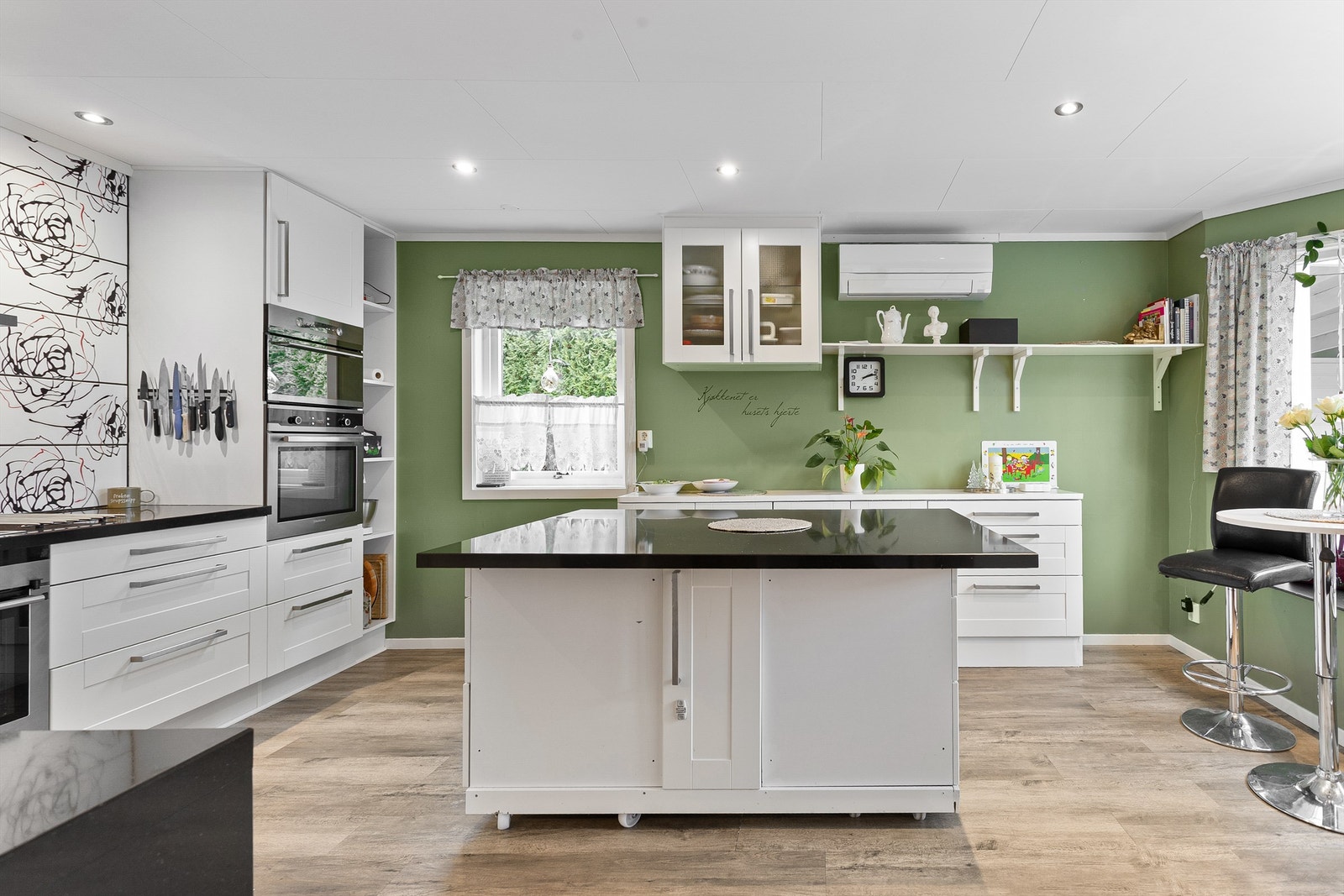 Romslig kjøkken med innredning fra 2015. Innredning med profilerte fronter med nedfelt oppvaskkum. Stein benkeplate. Oppvarming via gulvvarme og varmepumpe. Foto: Ole Thorgeir Solheim Thoresen Galleribilde