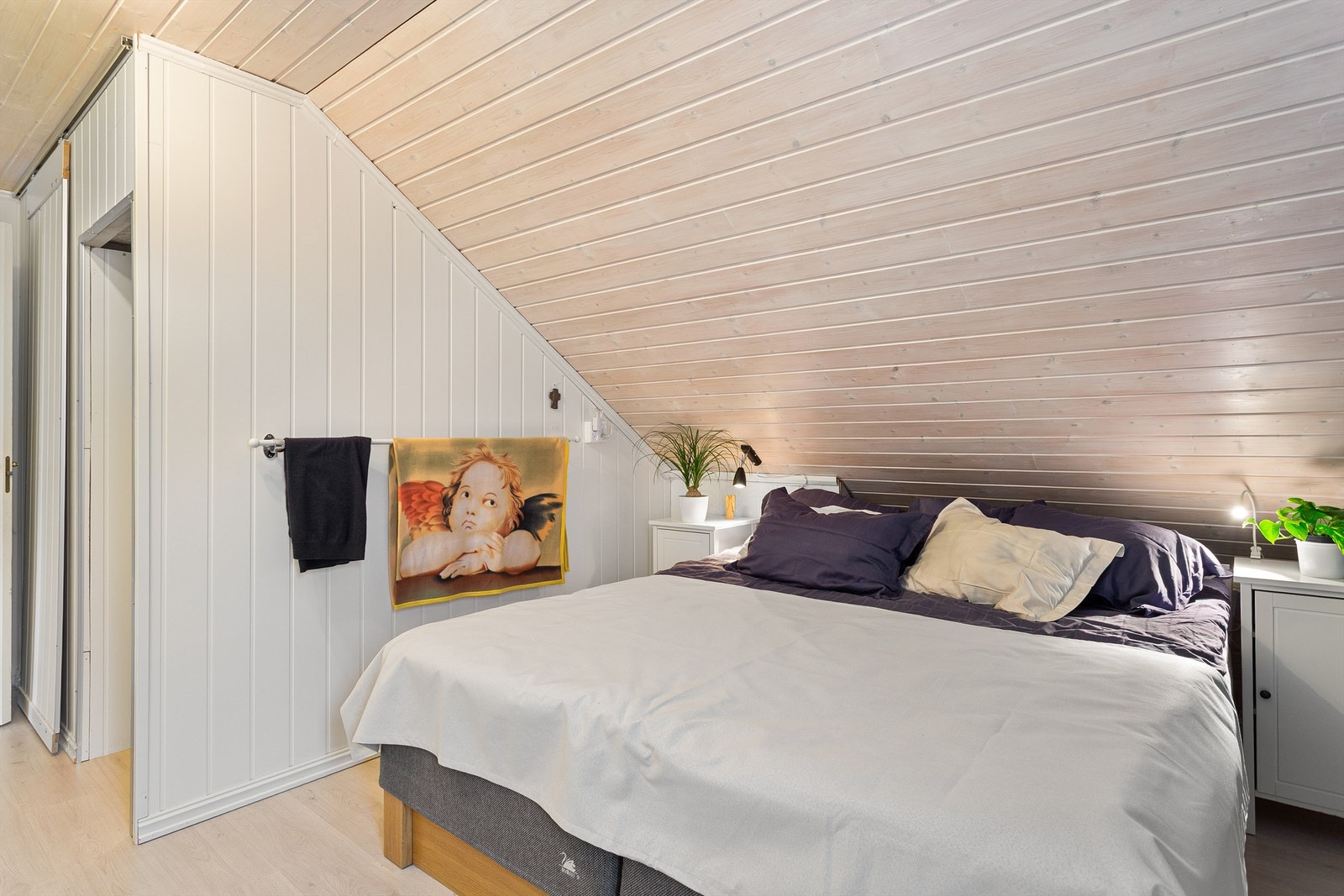 Soverom 1. med adkomst til garderoberom Galleribilde