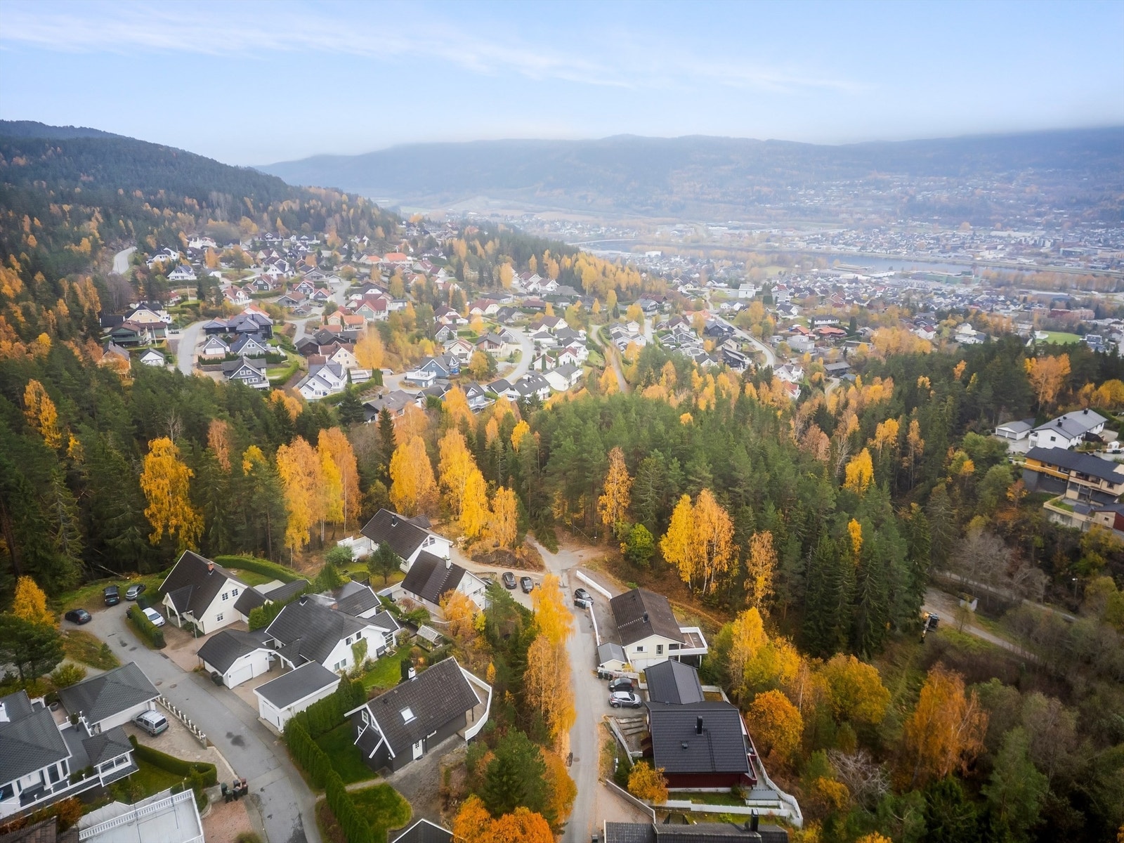 Gangavstand til Årbogen idrettsanlegg og populære Årbogen med badestrand og sandvolleyballbane Galleribilde