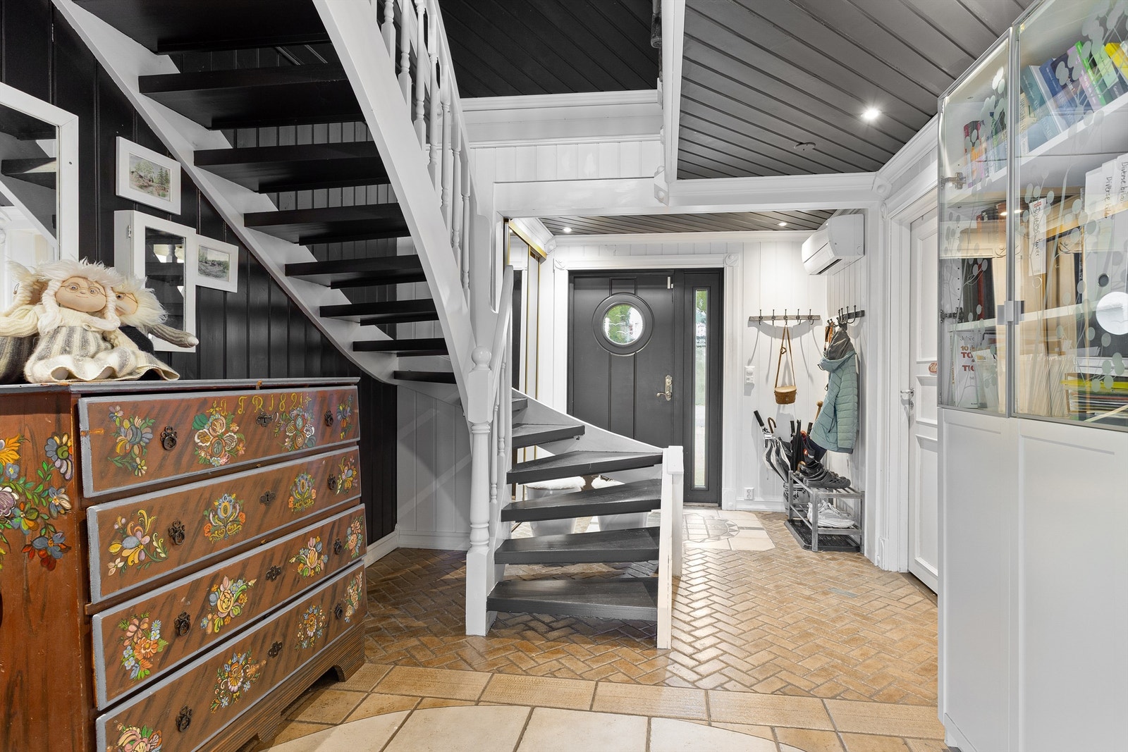 Hall med flislagt gulv med varme. Praktisk oppbevaring i skyvedørsgarderobe. Varmepumpe montert i 2024. Galleribilde