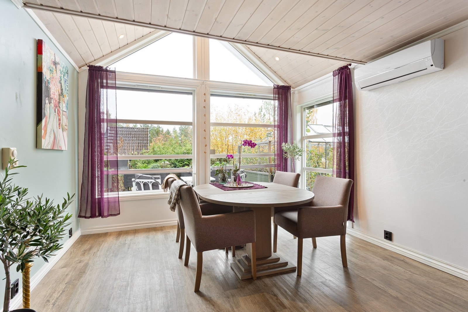 God plass til spisebord i stuen. Oppvarming via varmepumpe. Galleribilde