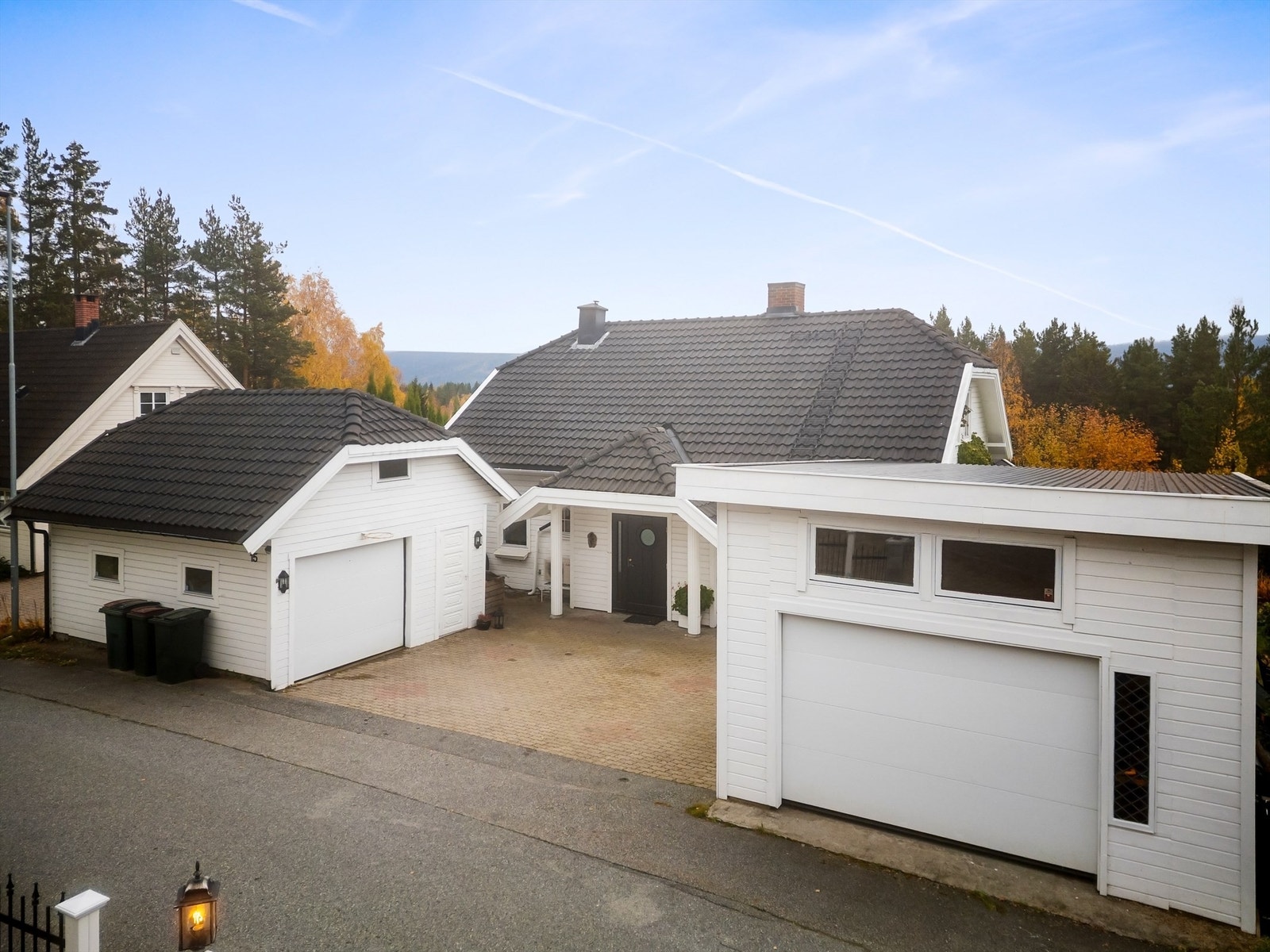 Parkering i to garasjer. Det finnes ingen byggesøknad i forbindelse oppføring av garasjen med flatt tak. Galleribilde