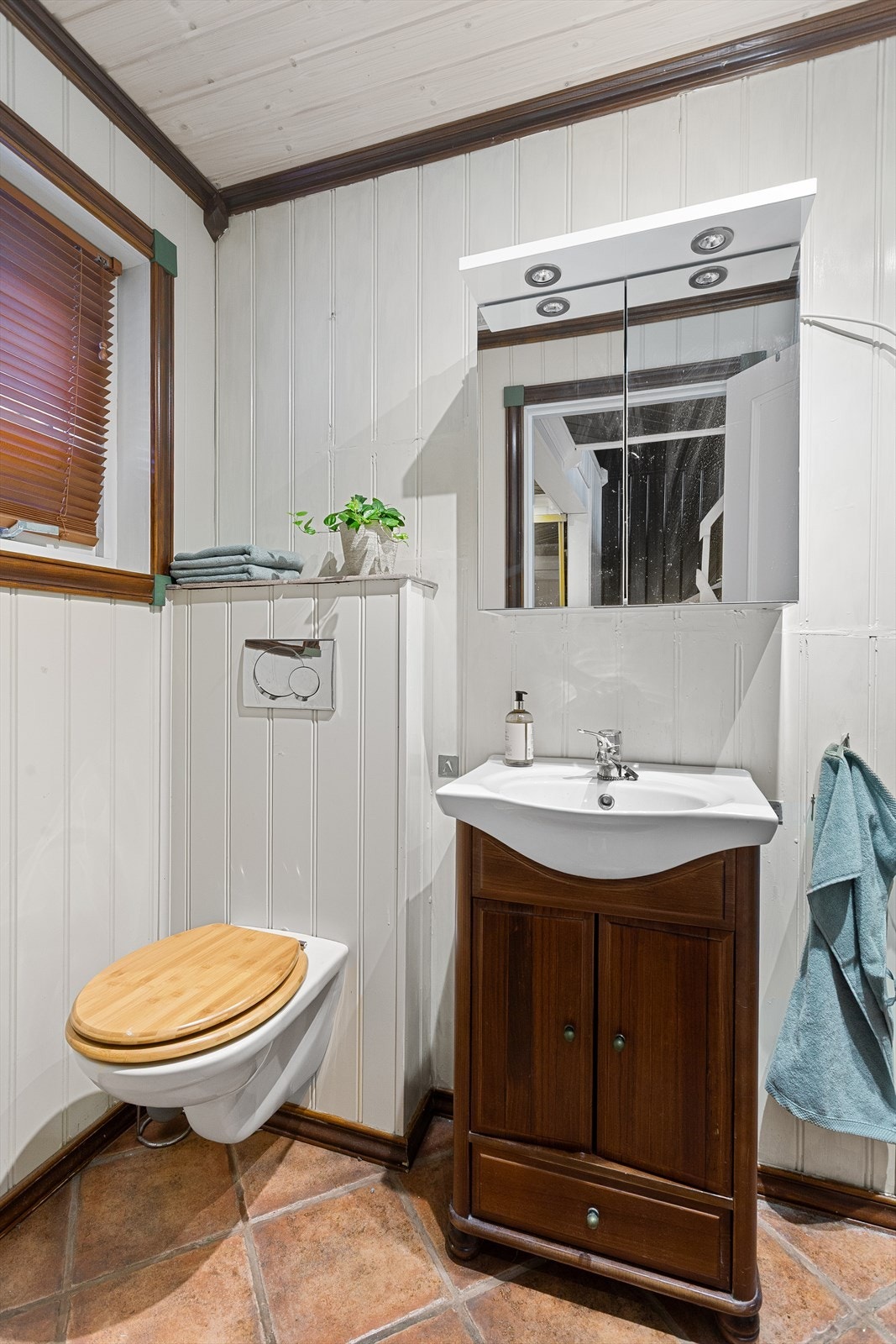 Vaskerom med flislagt gulv med varme. Innredet med vegghengt servantinnredning med dører og skuff. Speilskap med overlys over servant. Vegghengt toalett. Deler av vaskerommet er ikke omsøkt til rom for varig opphold. Galleribilde