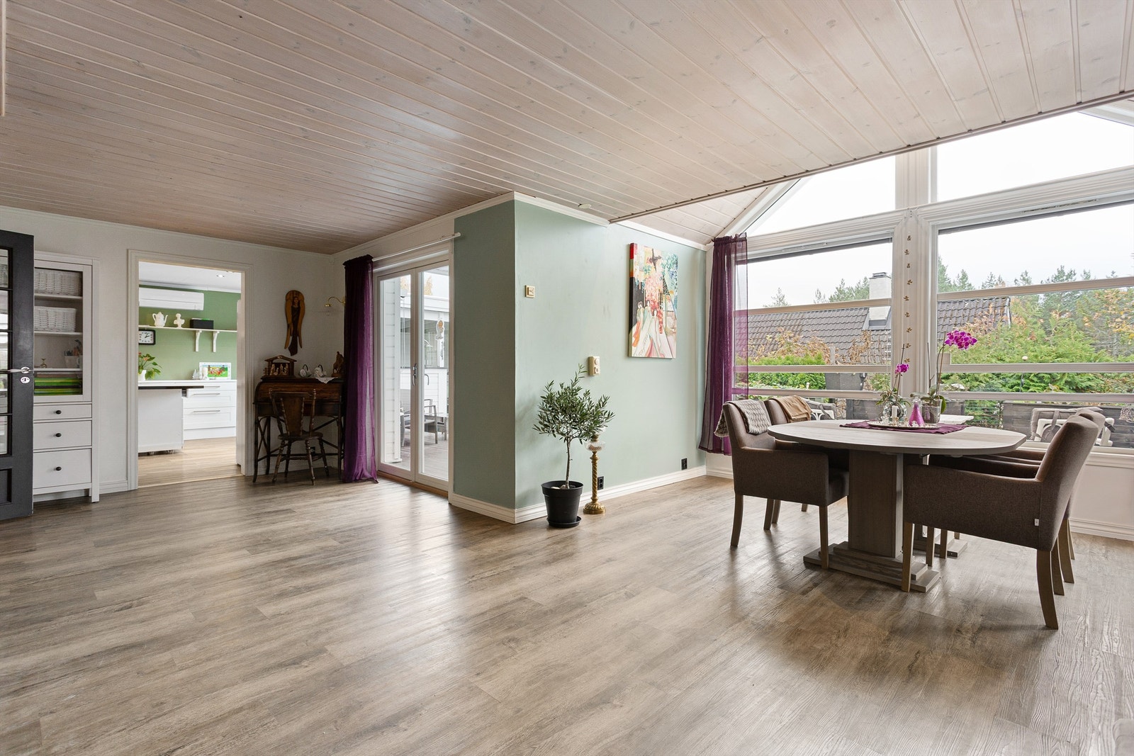 Romslig stue med store vindusflater som gir mye naturlig lysinnslipp. Utgang fra stuen til stor markterrasse. Foto: Ole Thorgeir Solheim Thoresen Galleribilde