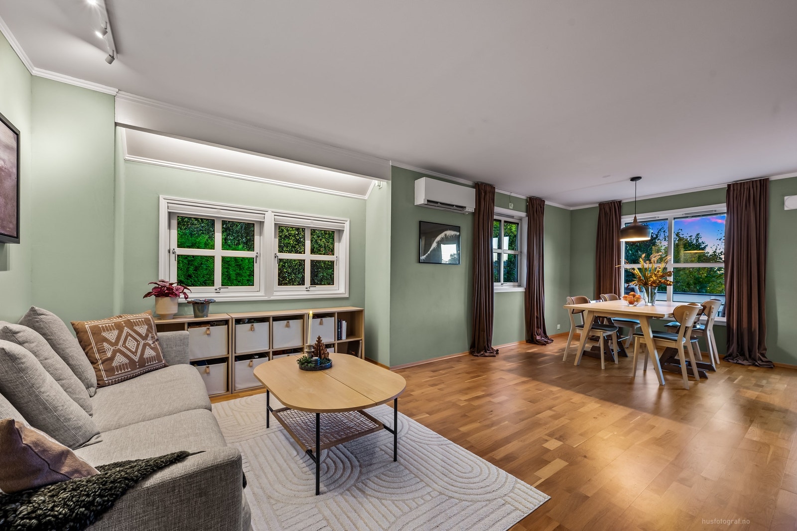 3-stavs parkett på gulv, malte vegger og malt himling Galleribilde