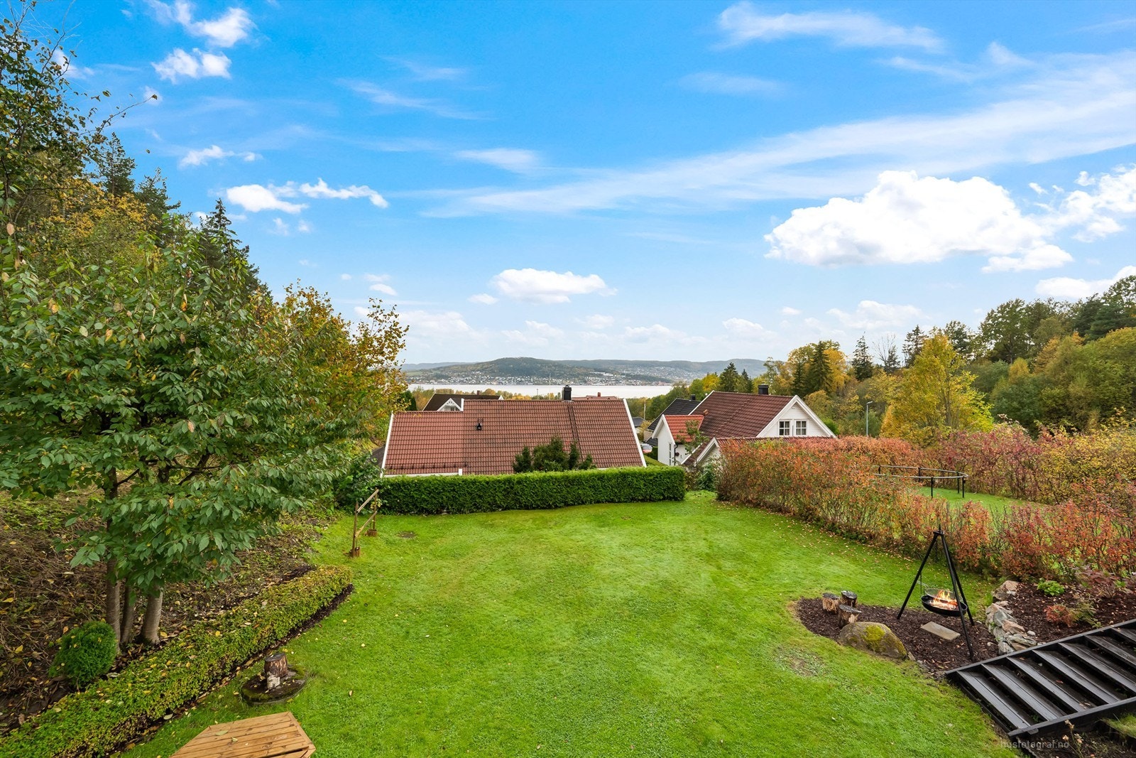 Boligen ligger på Liers solside med sen kveldssol i sommerhalvåret og har nydelig utsikt mot Drammen, Lier samt Drammensfjorden Galleribilde