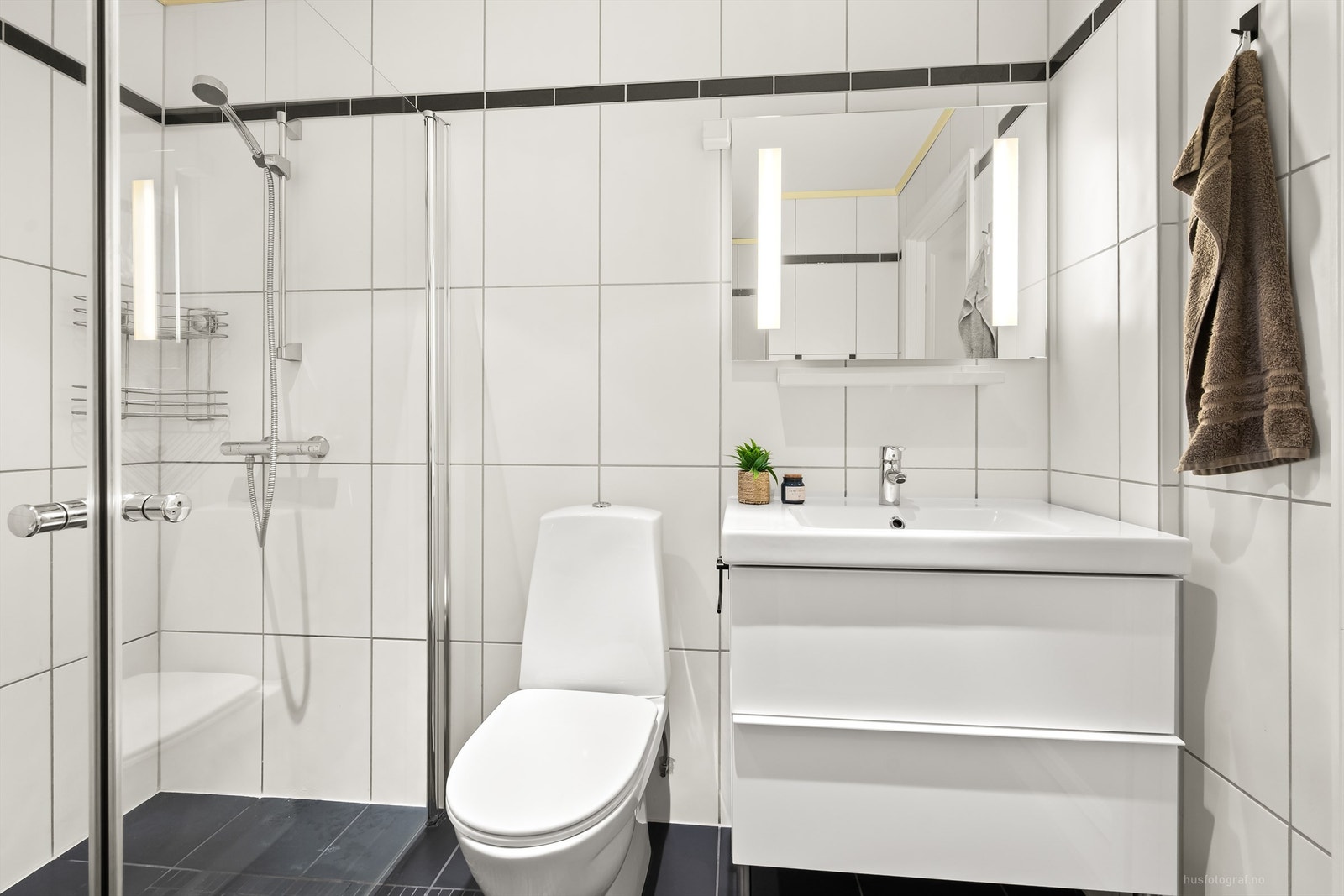 Flislagt bad i underetasjen (oppgradert i 2014 med nye overflater og innredning) Galleribilde