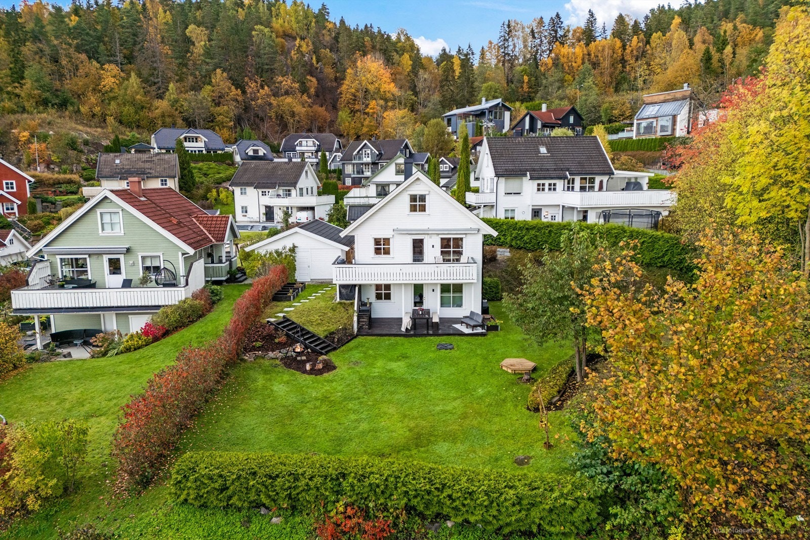 Kort kjørevei til dagligvarebutikk (Kiwi) og bensinstasjon (Uno X/7-eleven) Galleribilde