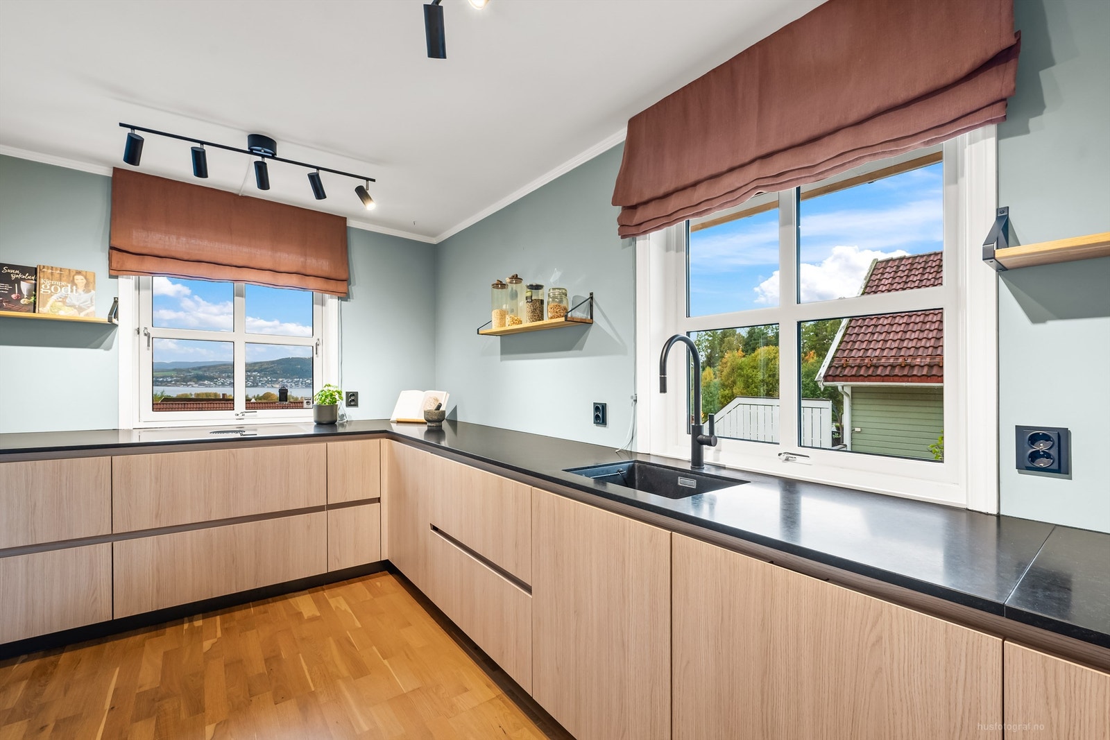 Kjøkkenet har helintegrerte hvitevarer Galleribilde