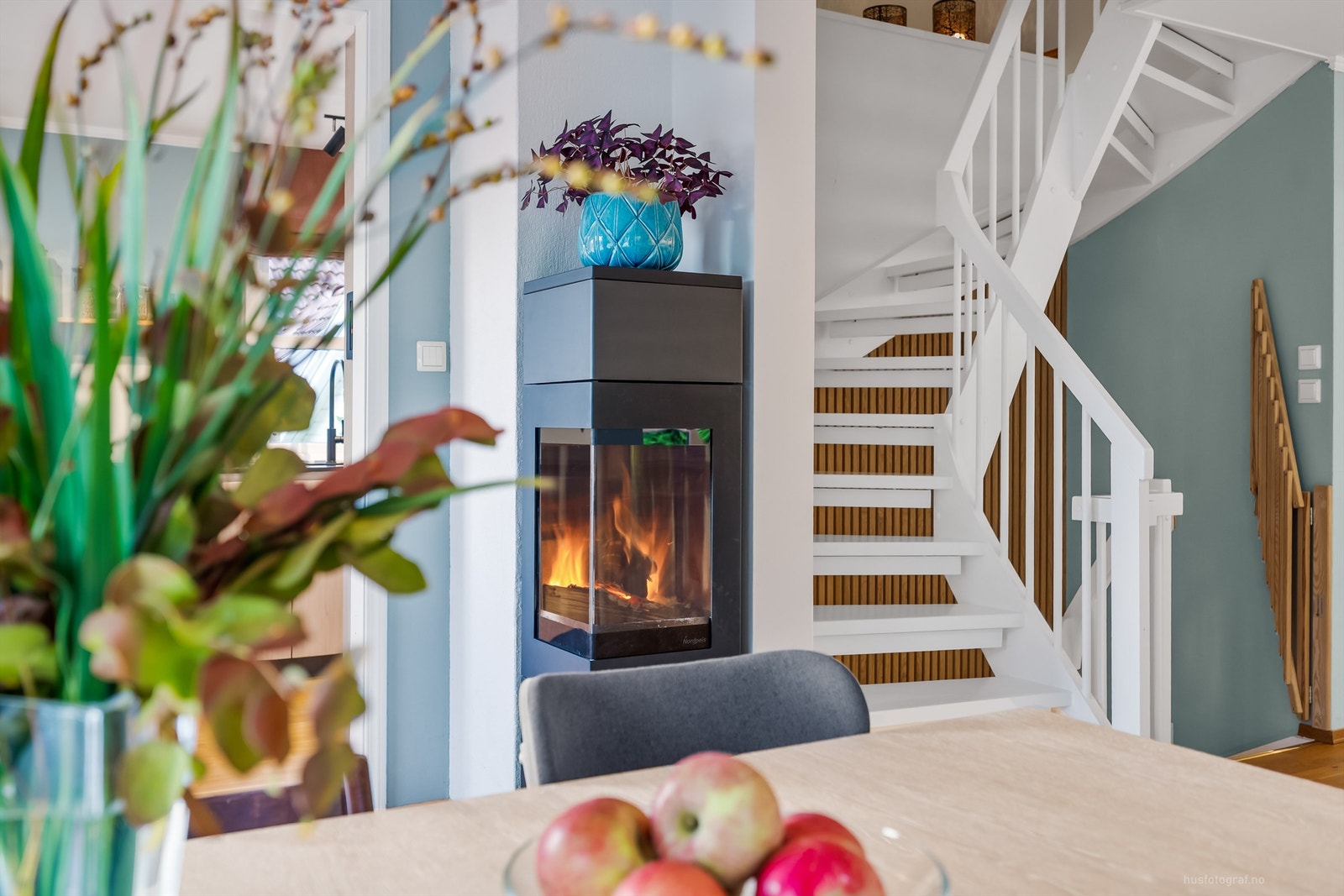 Frittstående peisovn fra 2014 med fliser på gulv foran Galleribilde