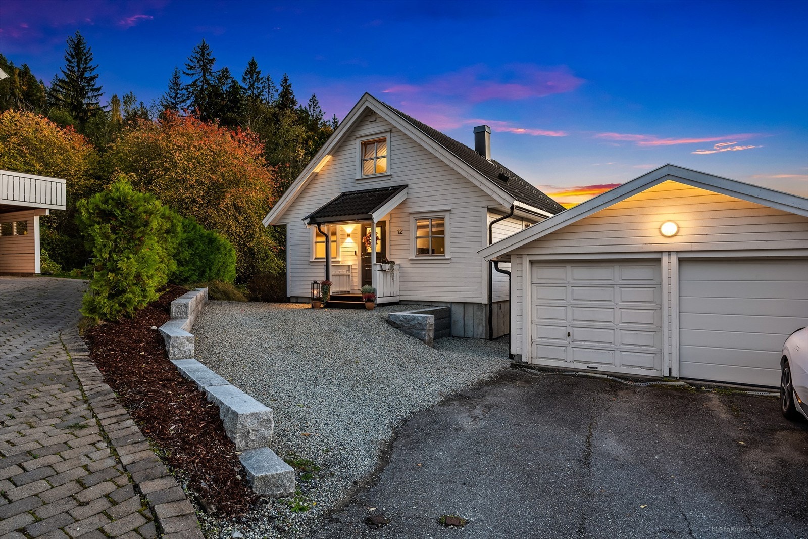 Parkering i halvpart av frittstående felles dobbelgarasje (biloppstillingsplass på ca. 19 kvm). Garasjen har støpt dekke, innlagt strøm, elektrisk leddport av tre og lader for el-bil (2022). Galleribilde