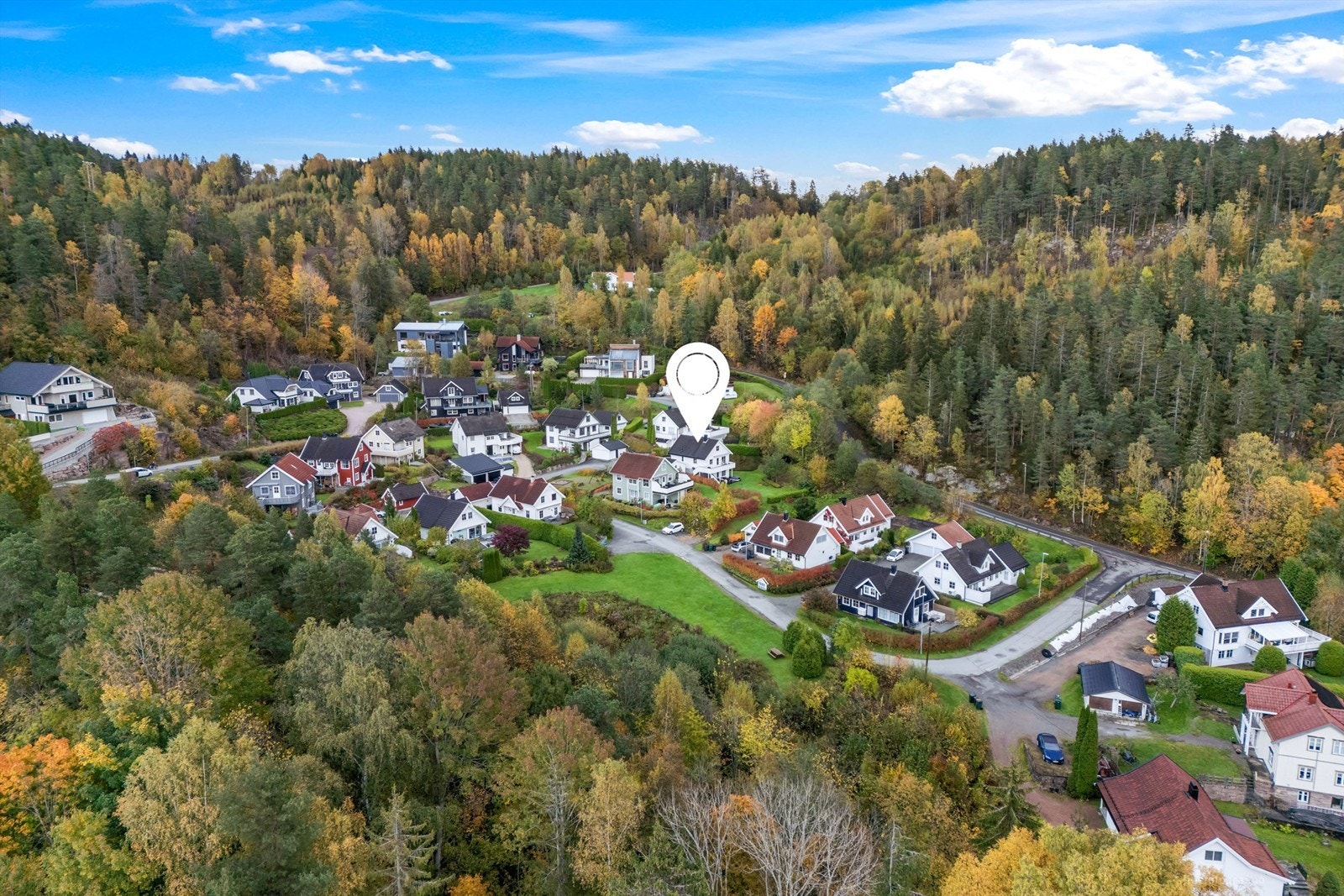 Kjekstadmarka ligger bak boligområdet og har et flott turterreng - sommer som vinter Galleribilde