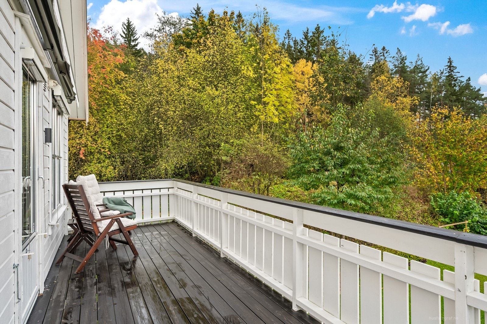 Veranda med markise, utvendig belysning og strømuttak Galleribilde