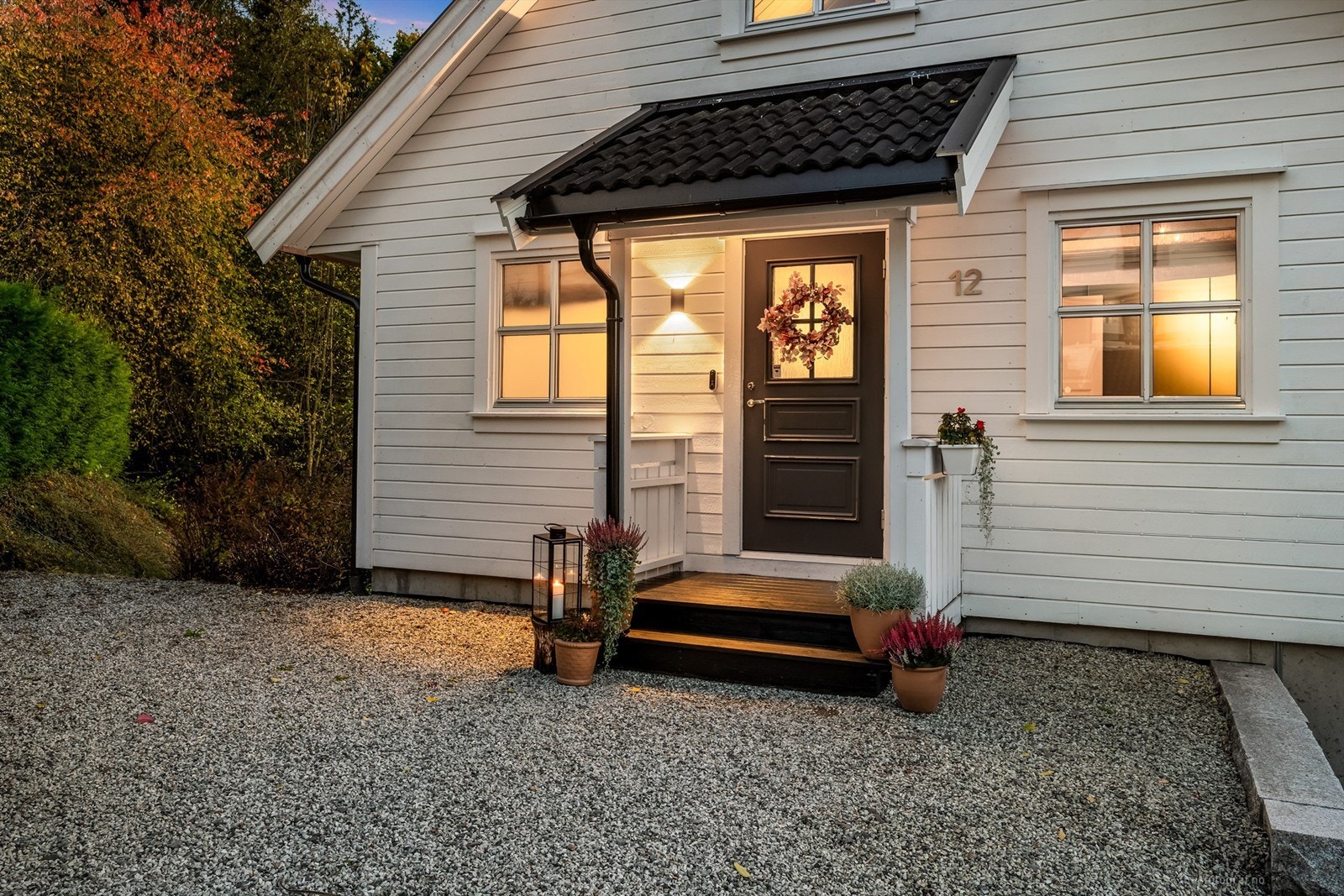 Fra gårdsplassen er det trappeadkomst til boligens overbygde inngangsparti på ca. 2 kvm i 1. etasje Galleribilde