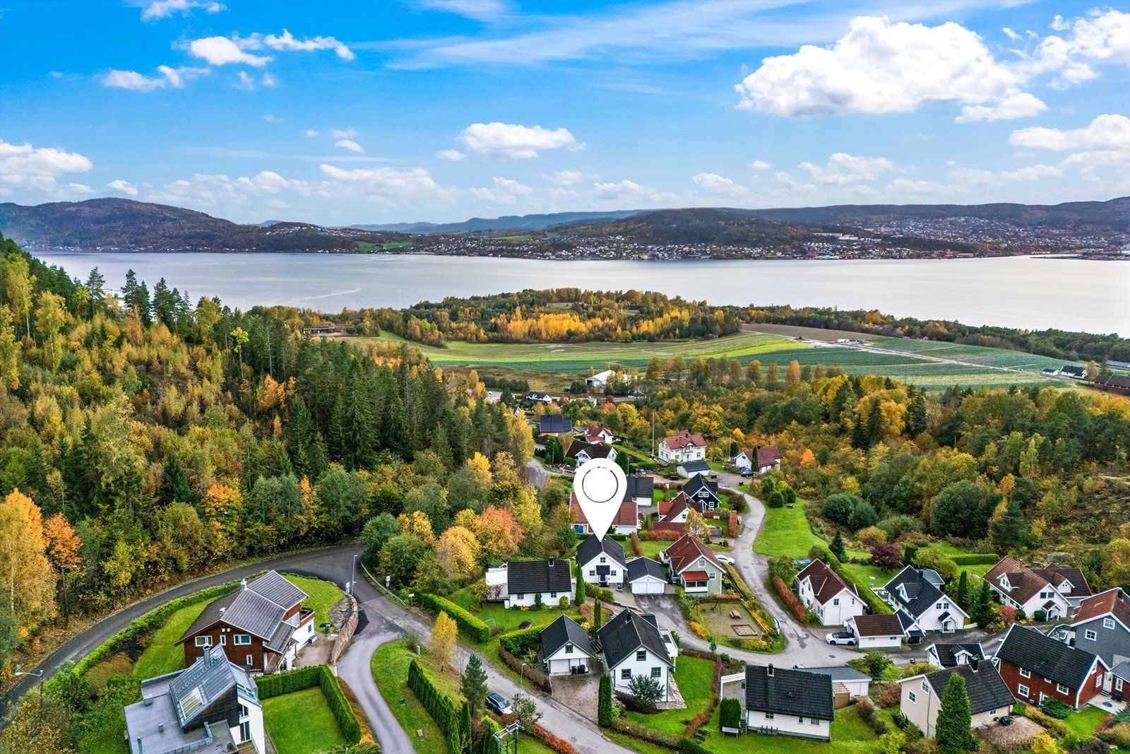 En attraktiv og flott beliggenhet i et tilbaketrukket boligfelt. Galleribilde