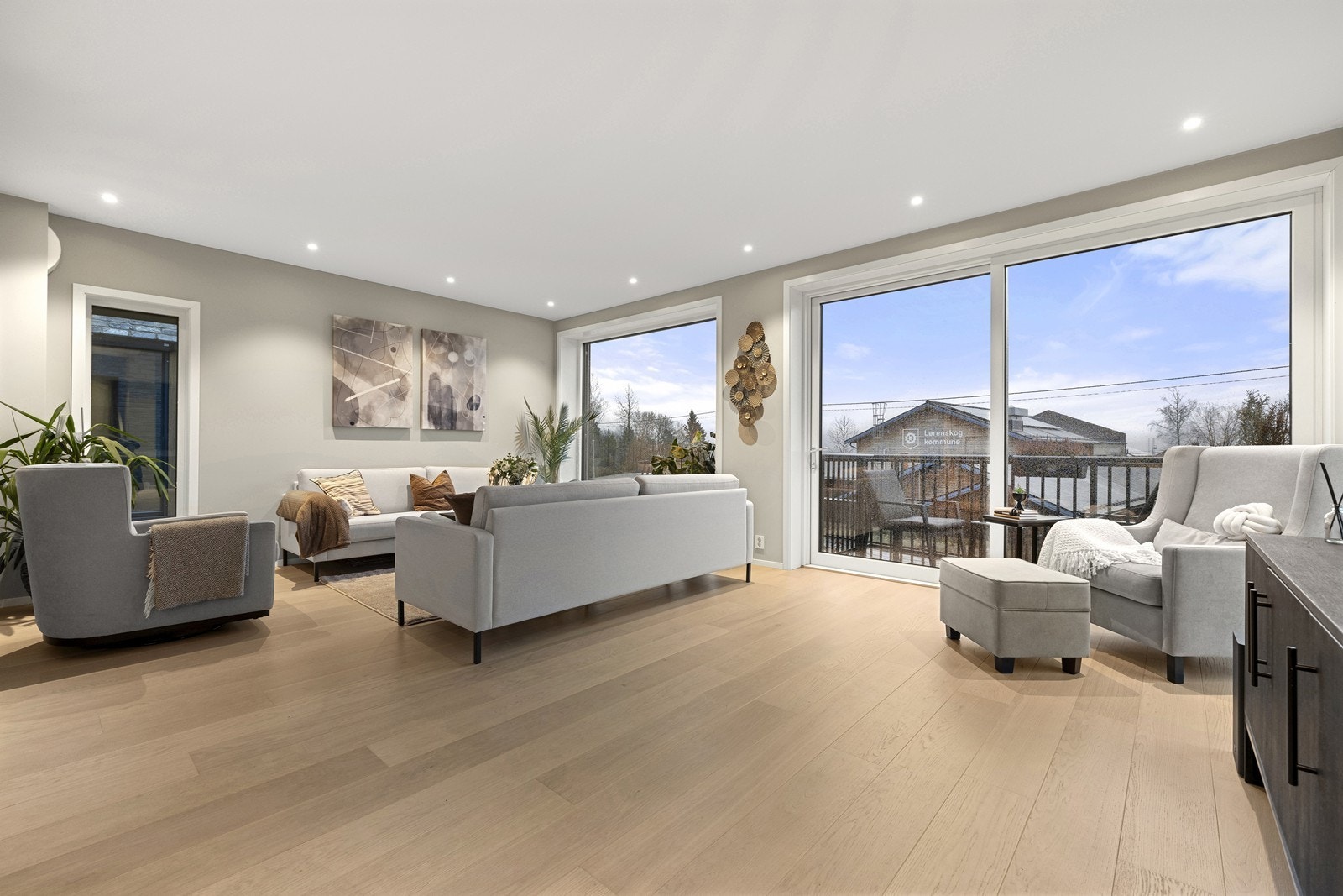 De store vindusflatene gir rikelig med naturlig lys til rommet og det er utgang til en sydøstvendt balkong. Galleribilde