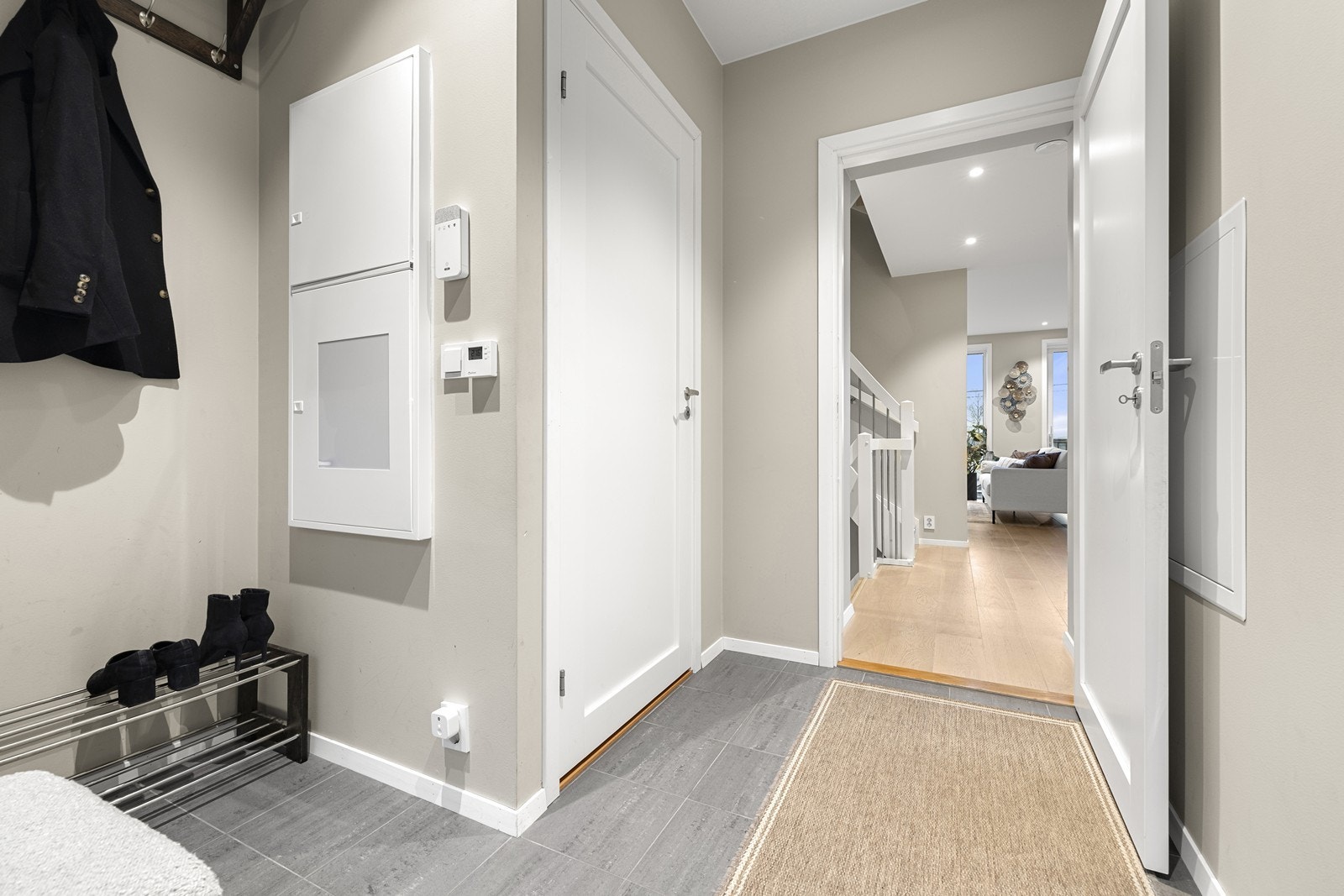 Mulighet for oppheng av yttertøy og plassering av sko, samt tilgang til garderobeskap og toalettrom. Galleribilde