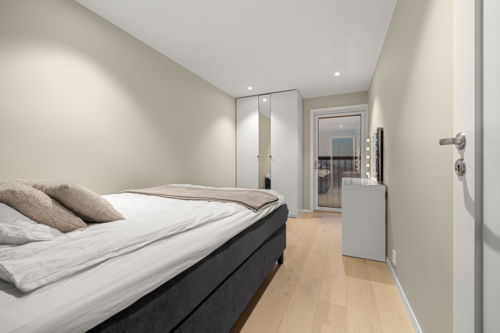 De tre andre soverommene er lysmalte og innredet med senger og garderobeskap. Galleribilde