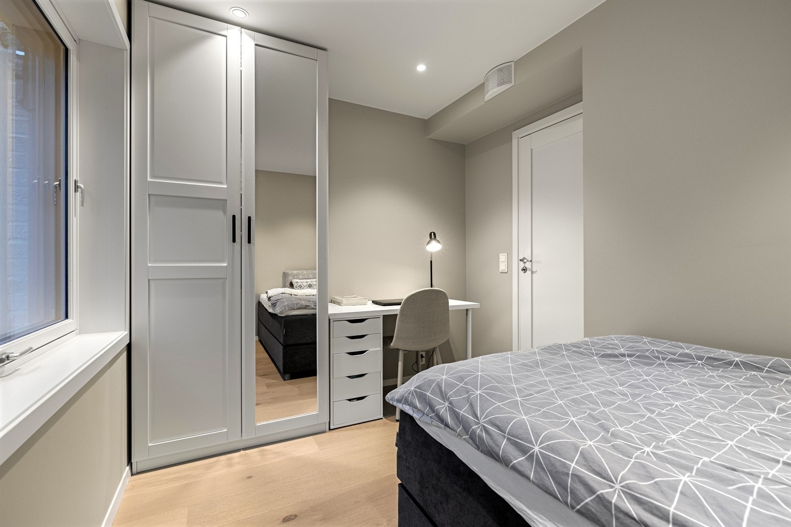 Rommet har mange bruksmuligheter, malte overflater og parkett. Galleribilde