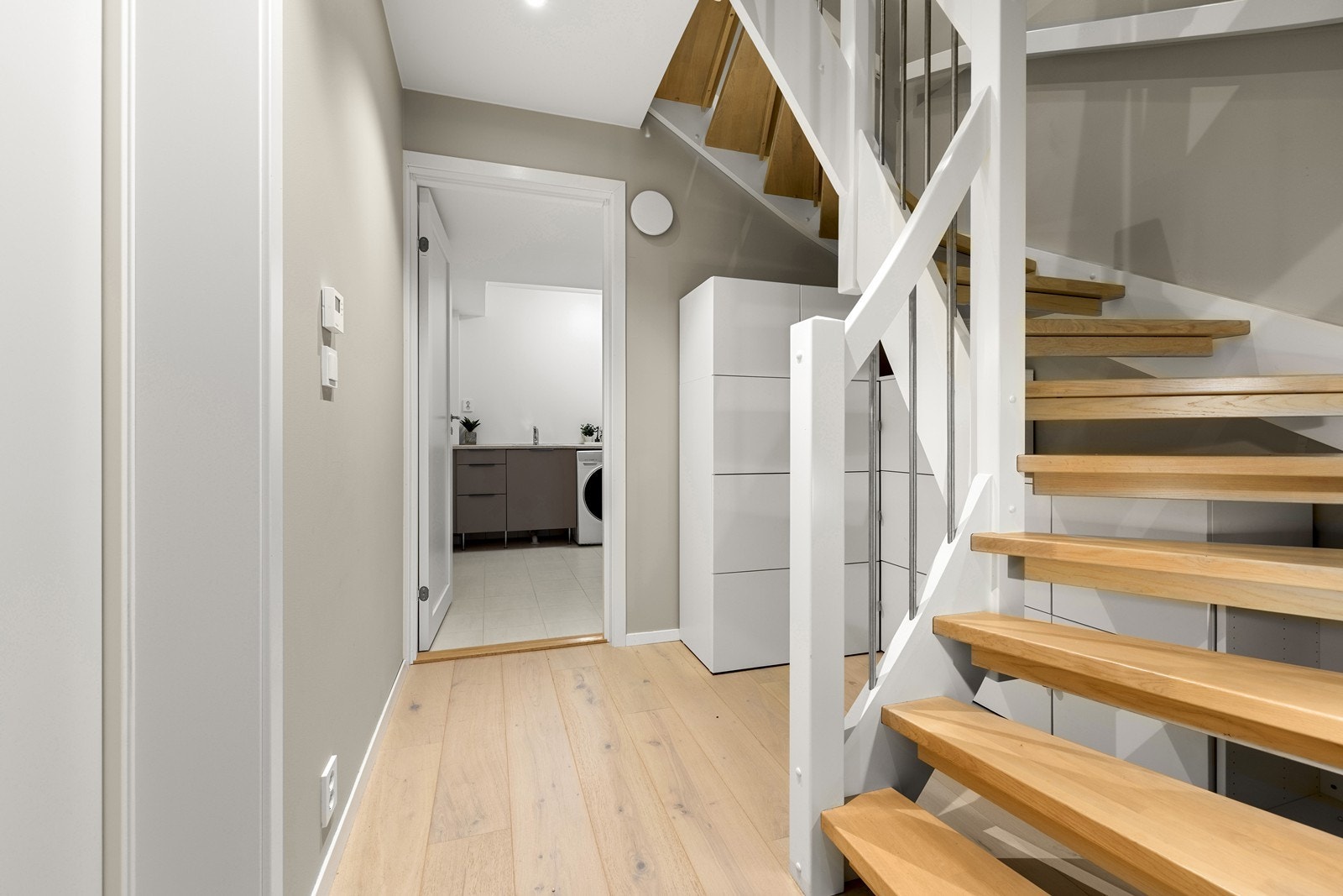 Underetasjen innehar vaskerom/teknisk rom og ett soverom. Galleribilde
