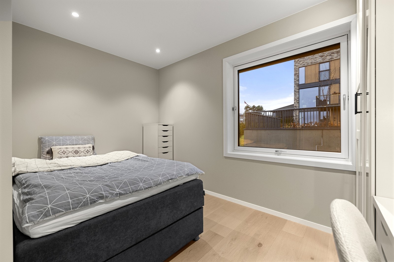 Soverom med seng, garderobeskap og skrivebord. Galleribilde