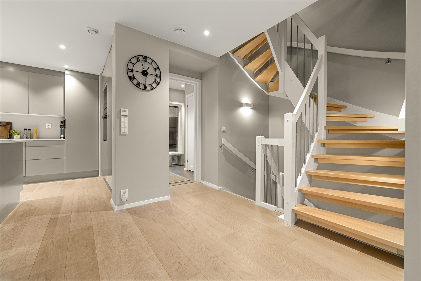 Capella vegg-spotlys i trappene i alle etasjene. Galleribilde