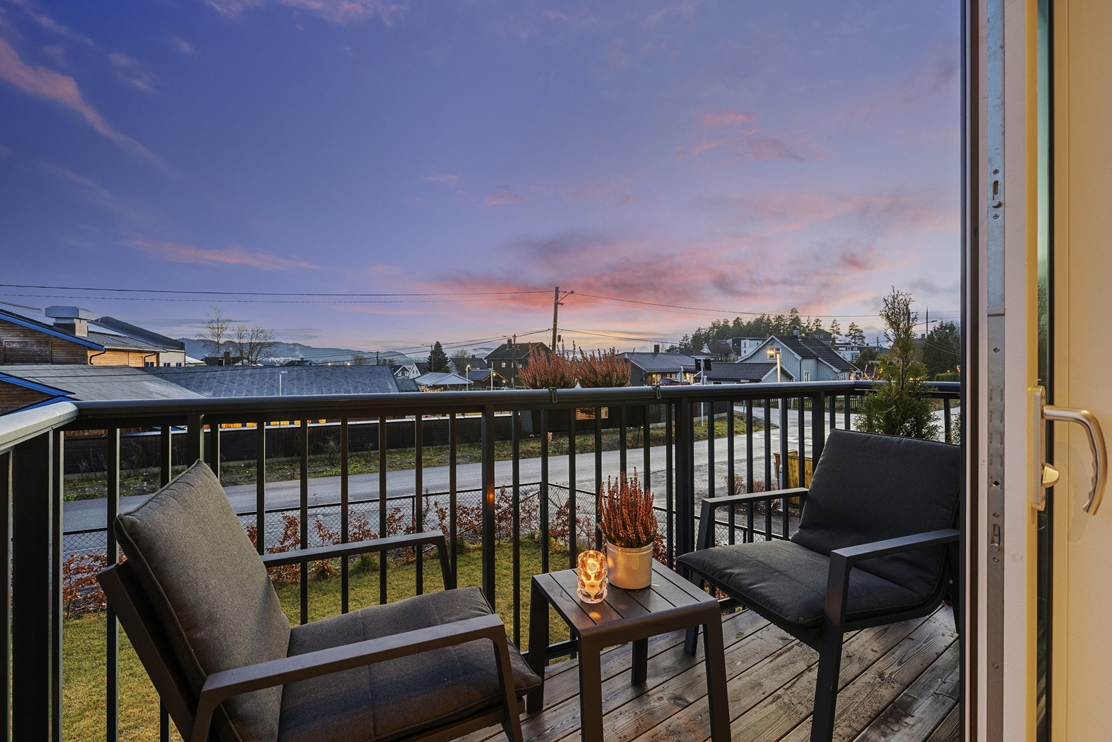 Sydøstvendt balkong med utgang fra stuen. Galleribilde