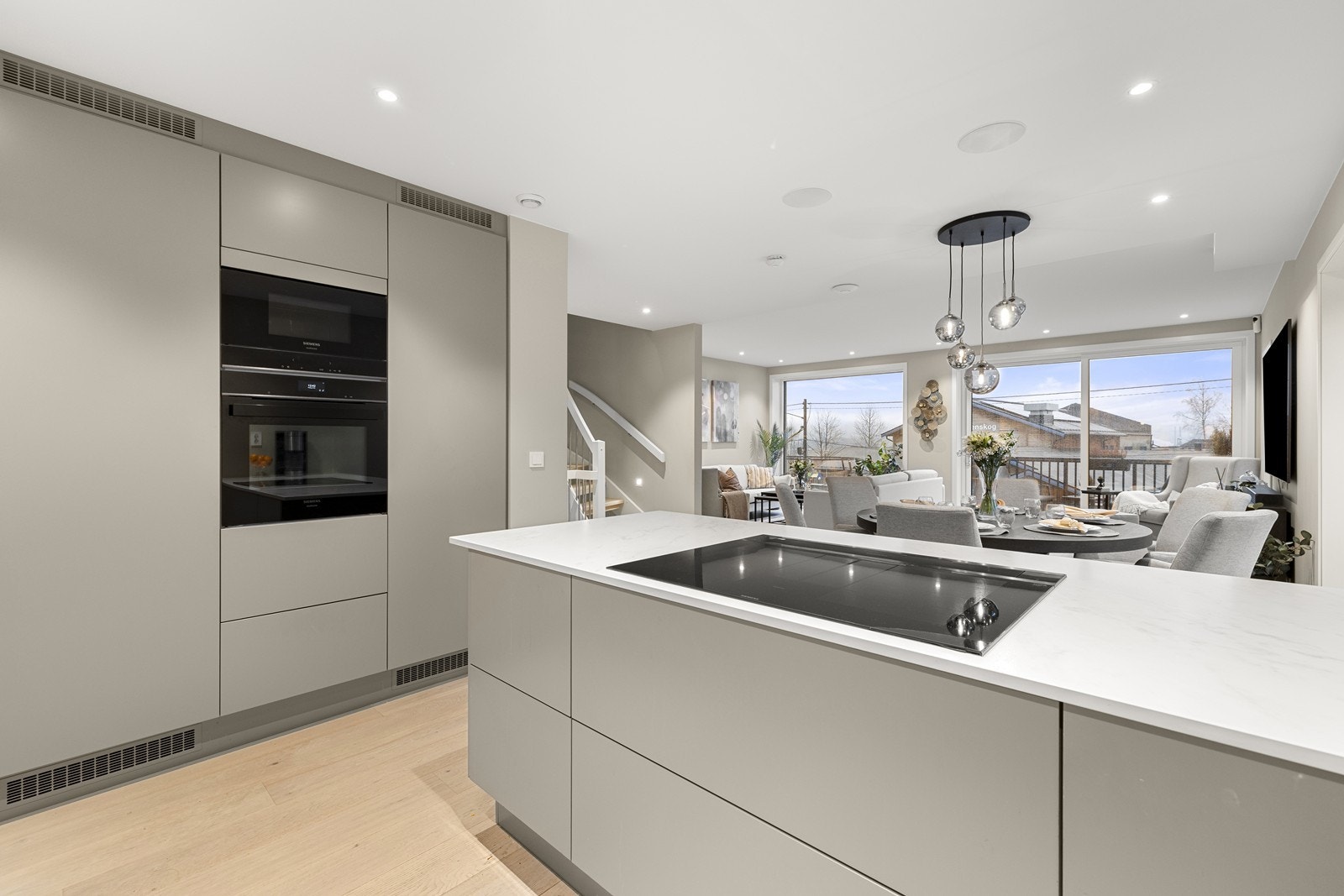 Det er høyttalere i taket i stuen, perfekt for å lage god stemning mens man lager mat Galleribilde