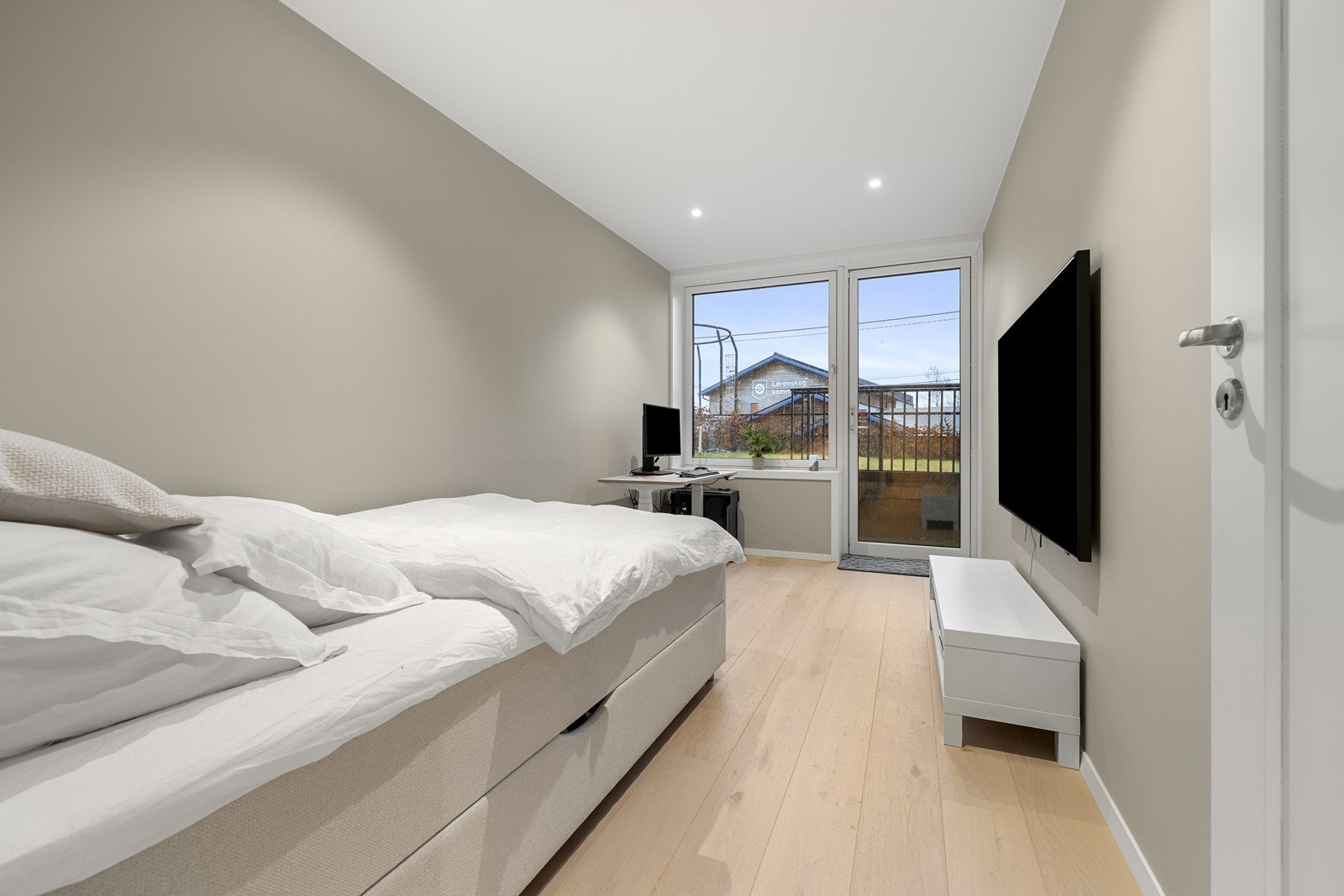 Boligen har gjennomgående downlights i alle rom. Soverommet i underetasjen er i tillegg tilrettelagt med ekstra uttak for TV og internett, og passer utmerket som kontor eller TV-rom. Galleribilde