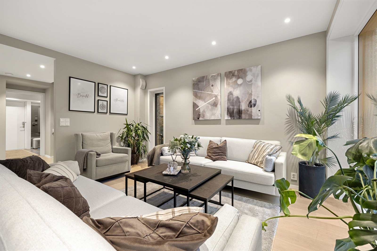 Boligens hovedetasje har en åpen og luftig planløsning som forener stue og kjøkken. Galleribilde