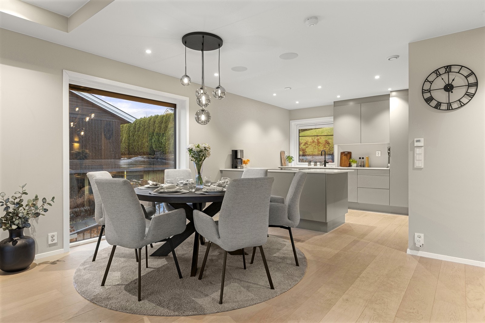 Samtlige vinduer i boligen er utstyrt med solskjerming fra Markisemannen som sørger for et svalt og behagelig inneklima på varme sommerdager. Galleribilde