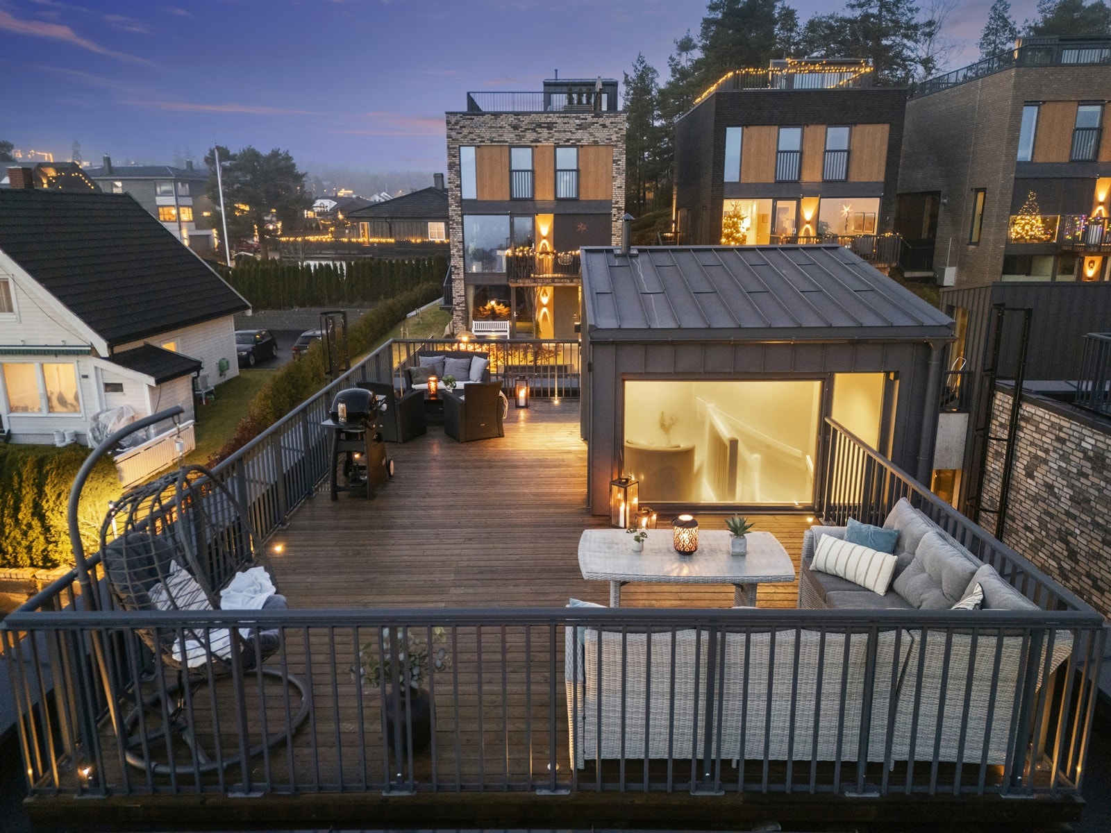 Dette er en attraktivt beliggende enebolig med nydelig takterrasse. Foto: Mads Karlsen. Galleribilde